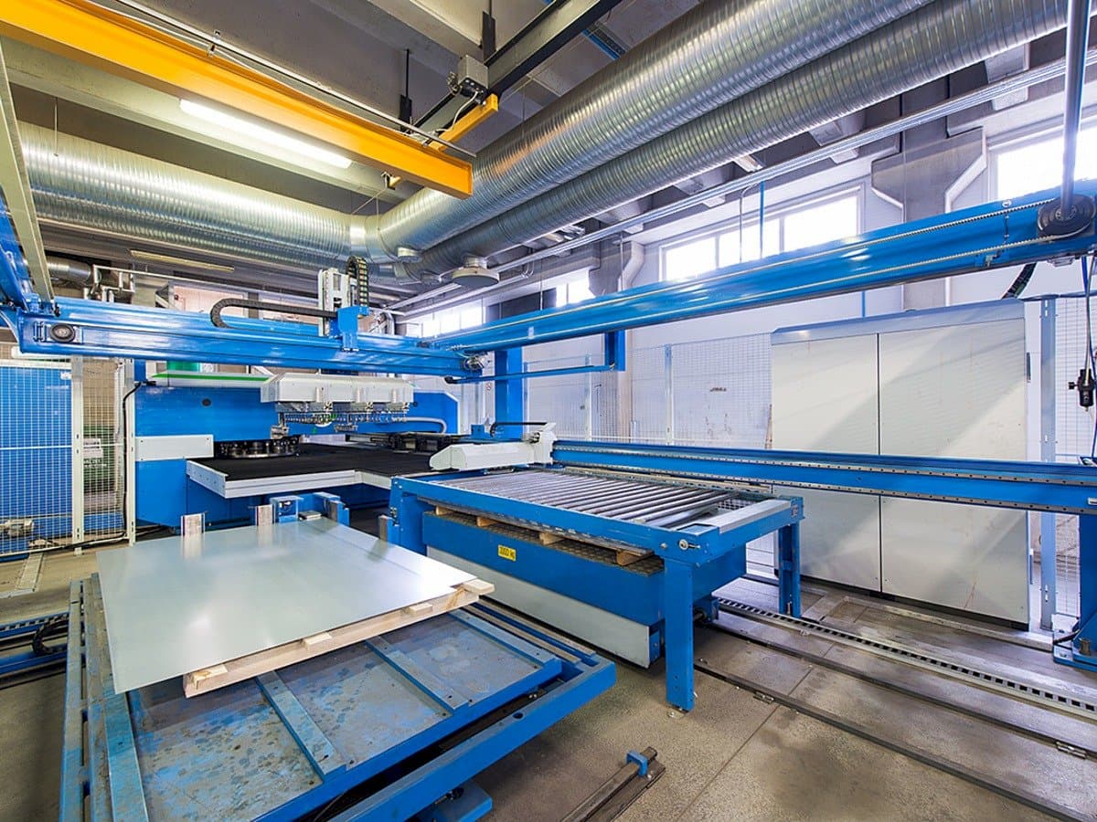 Finn-Power E 5 Lui-maskinen sedd från vänster sida