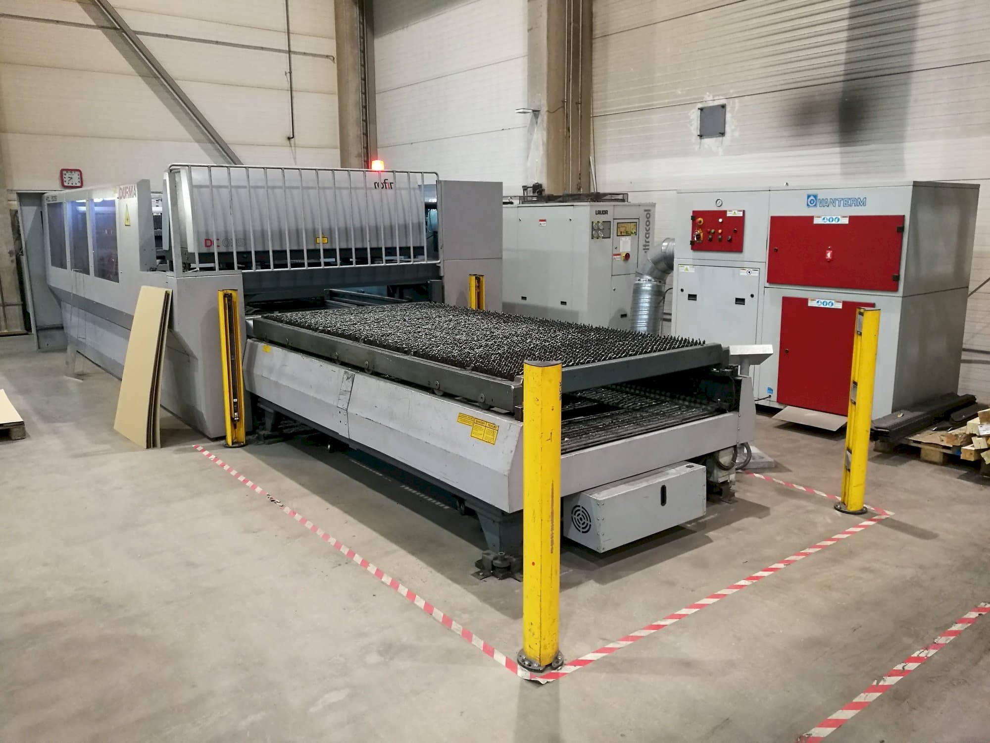 Durma HDL 3015-maskinen sedd från vänster sida