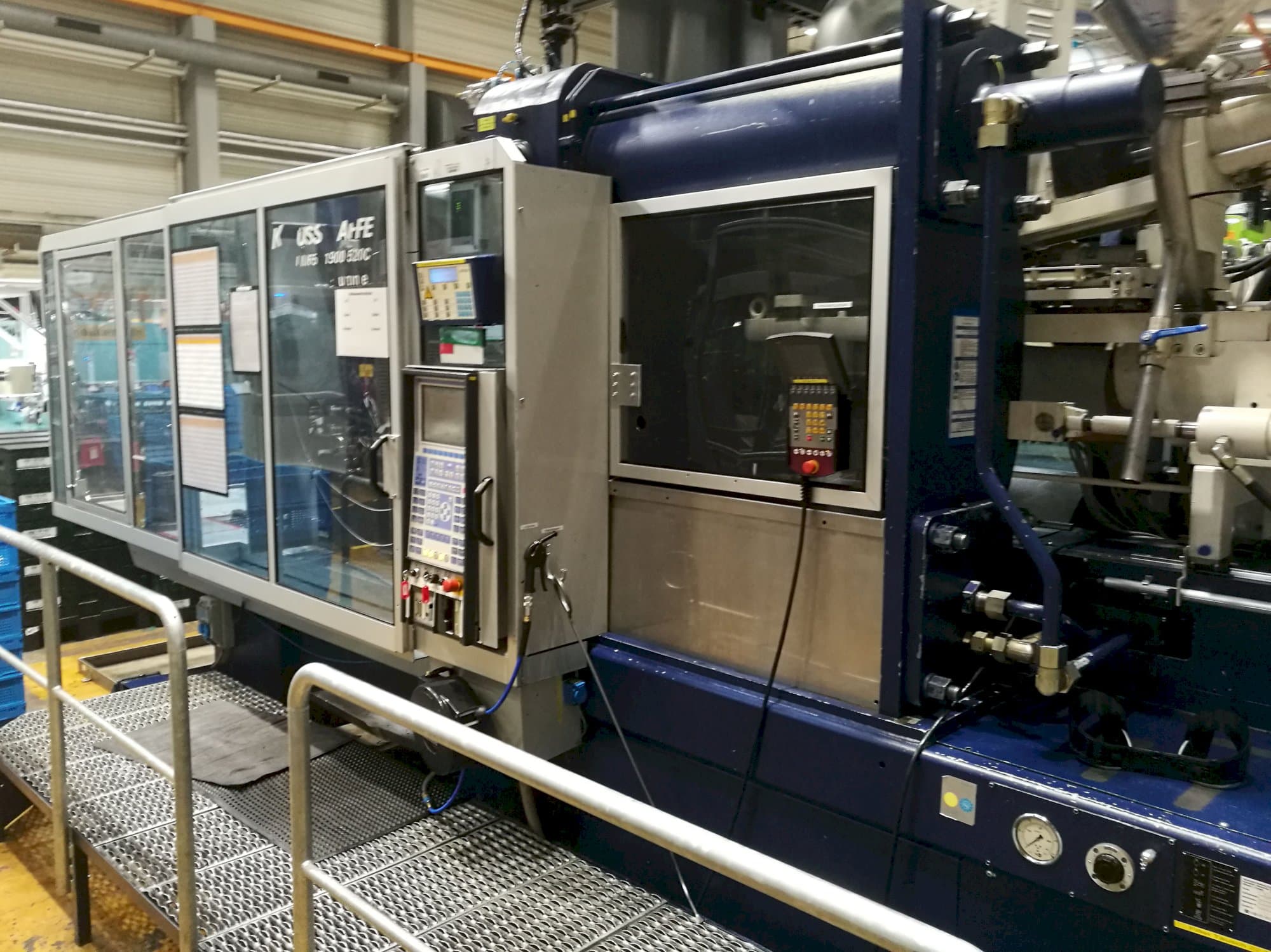 Krauss Maffei-maskinen sedd från höger650-1900-520 CZ