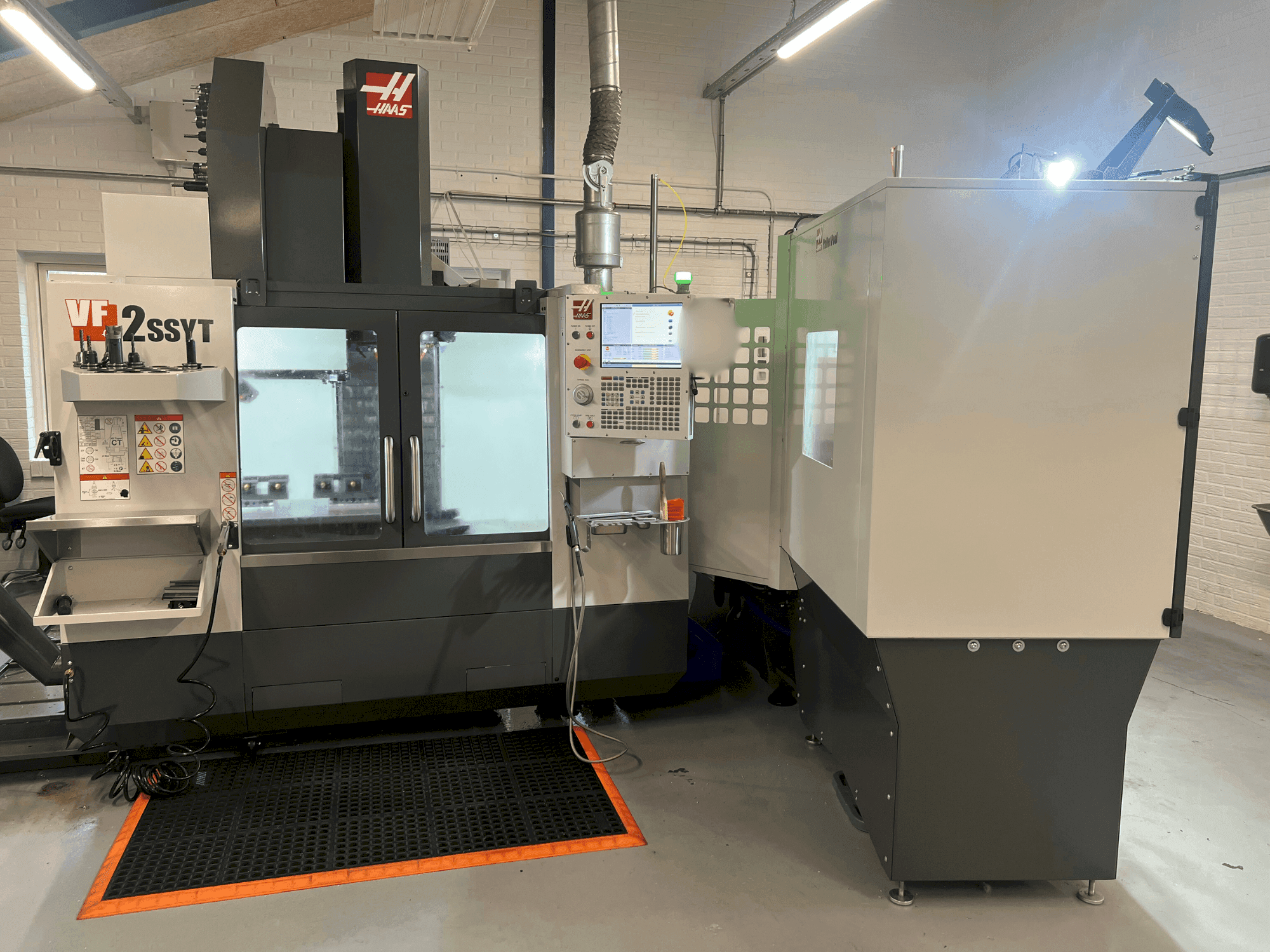 HAAS VF-2SSYT-maskinen framifrån