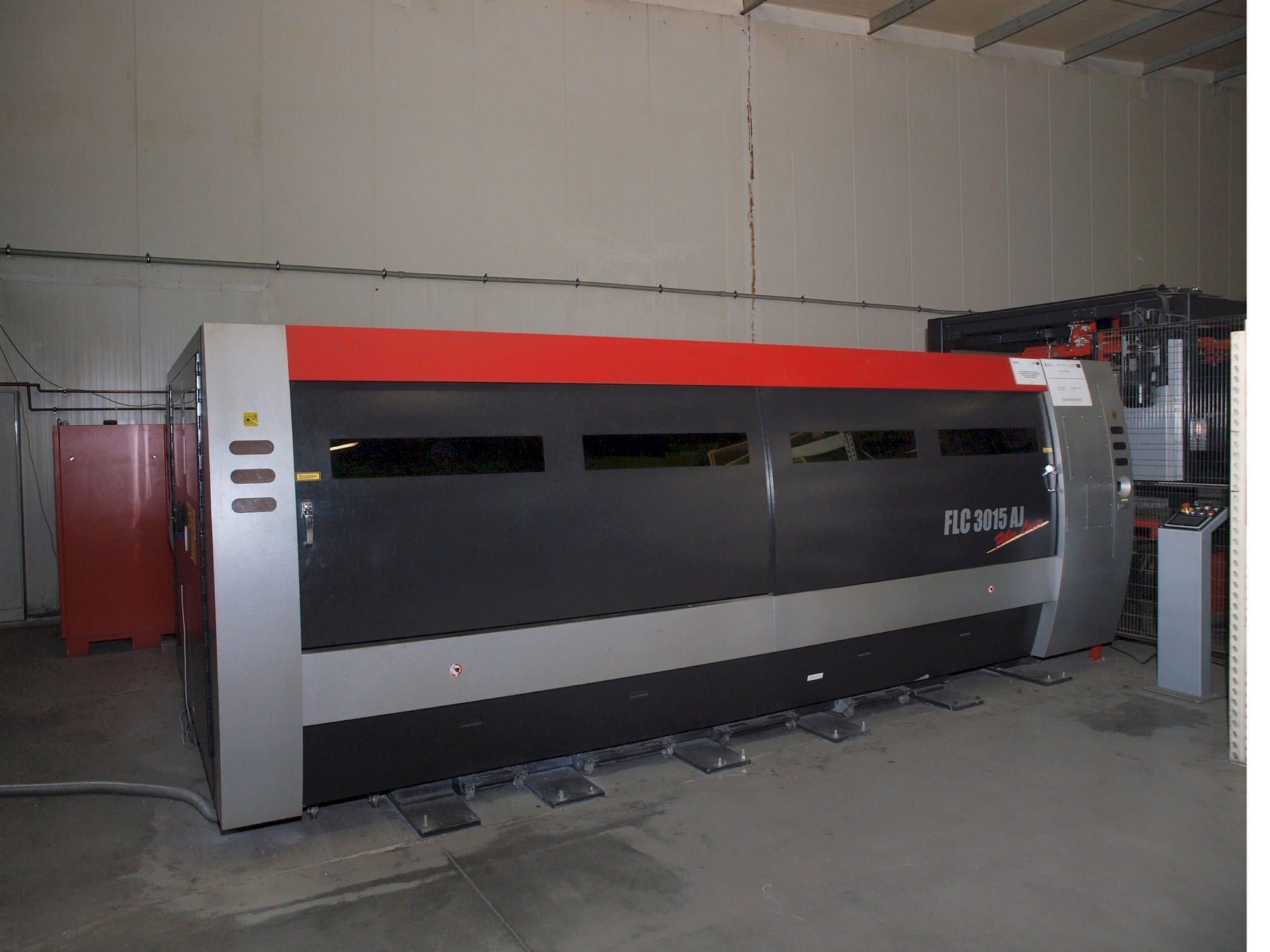 AMADA LC-3015 AJ 2kW Fiber laser-maskinen framifrån