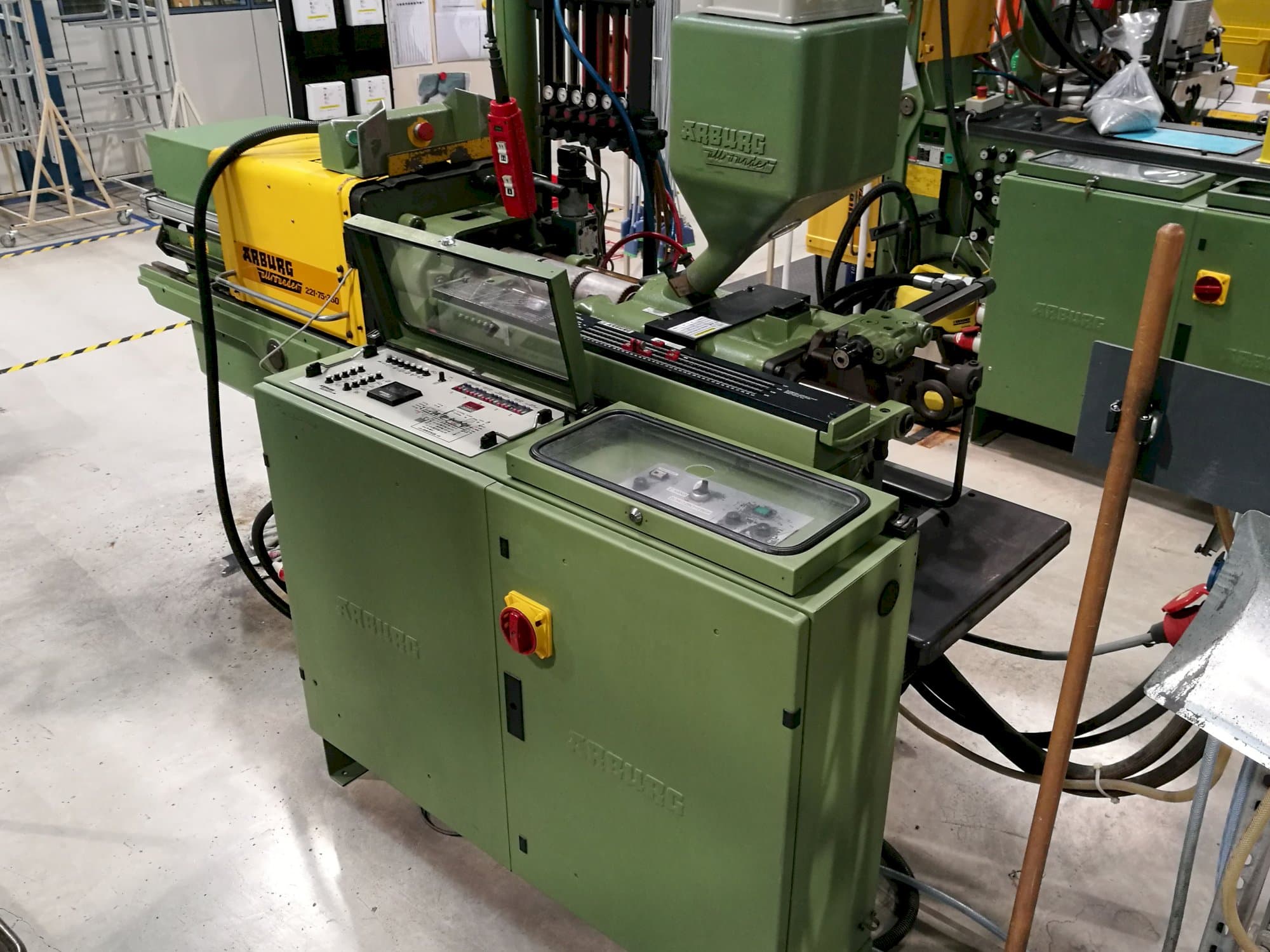 Arburg-maskinen sedd från högerAllrounder 221-75-350