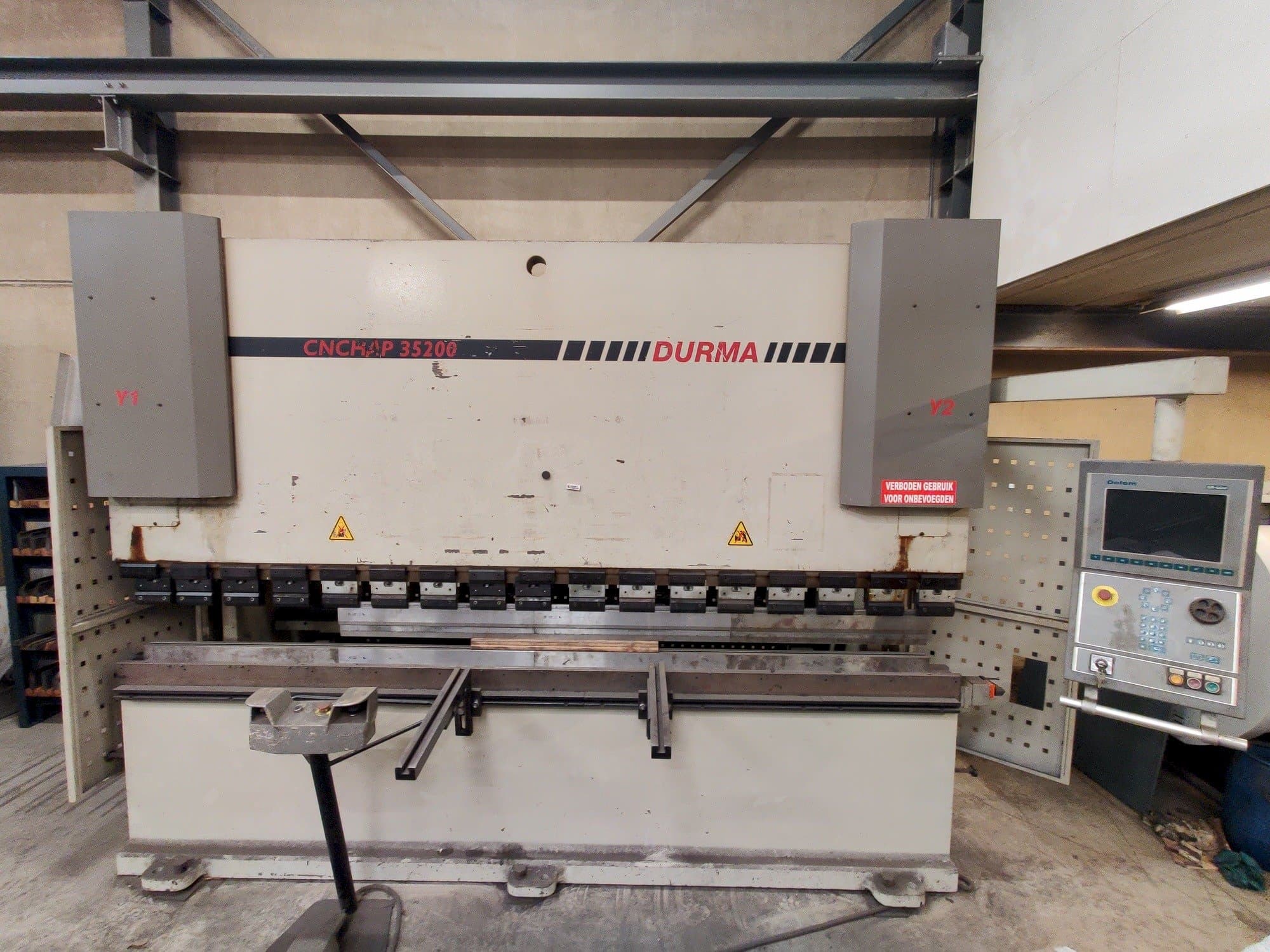 Durma CNC HAP 35200-maskinen framifrån