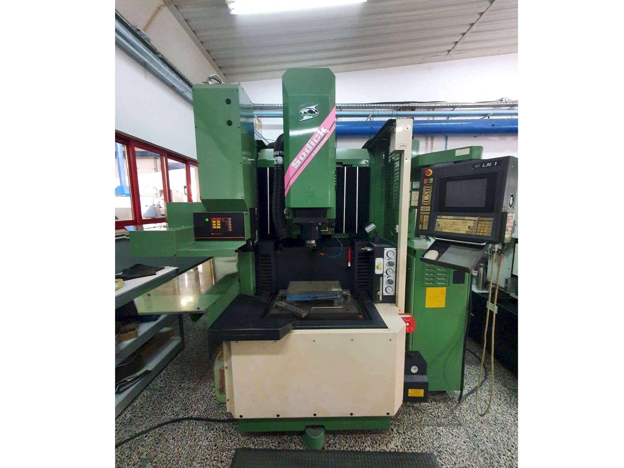 Sodick AQ35L-maskinen framifrån