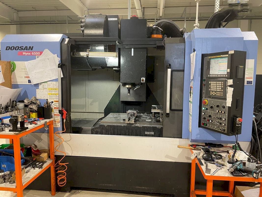 Doosan MYNX DNM 6500-maskinen framifrån