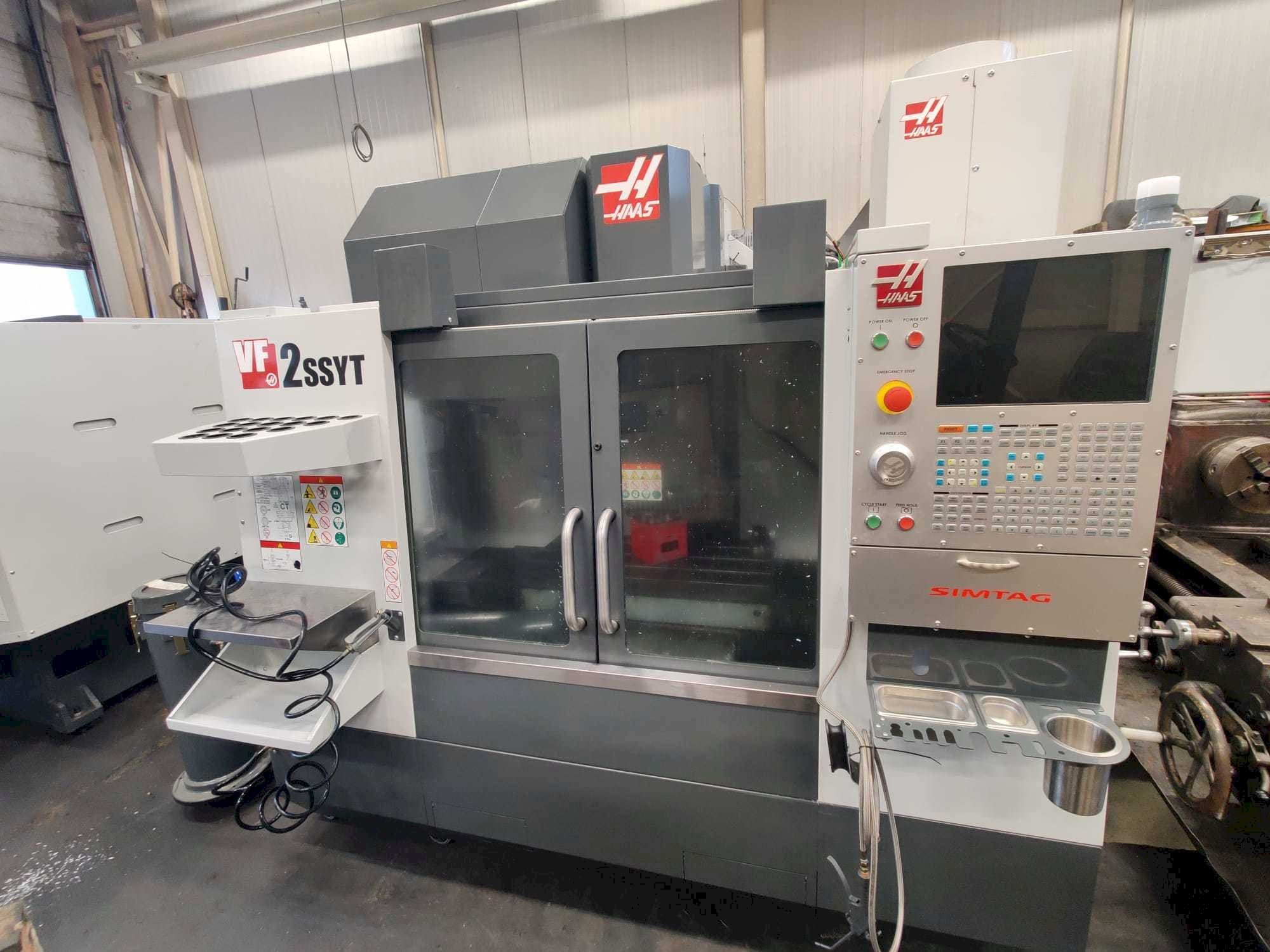 HAAS VF-2SSYT-maskinen framifrån