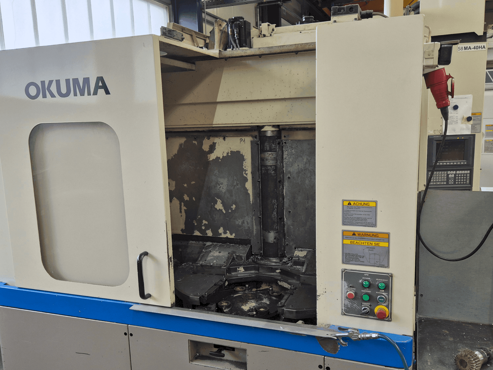 Okuma MA-40HA-maskinen framifrån