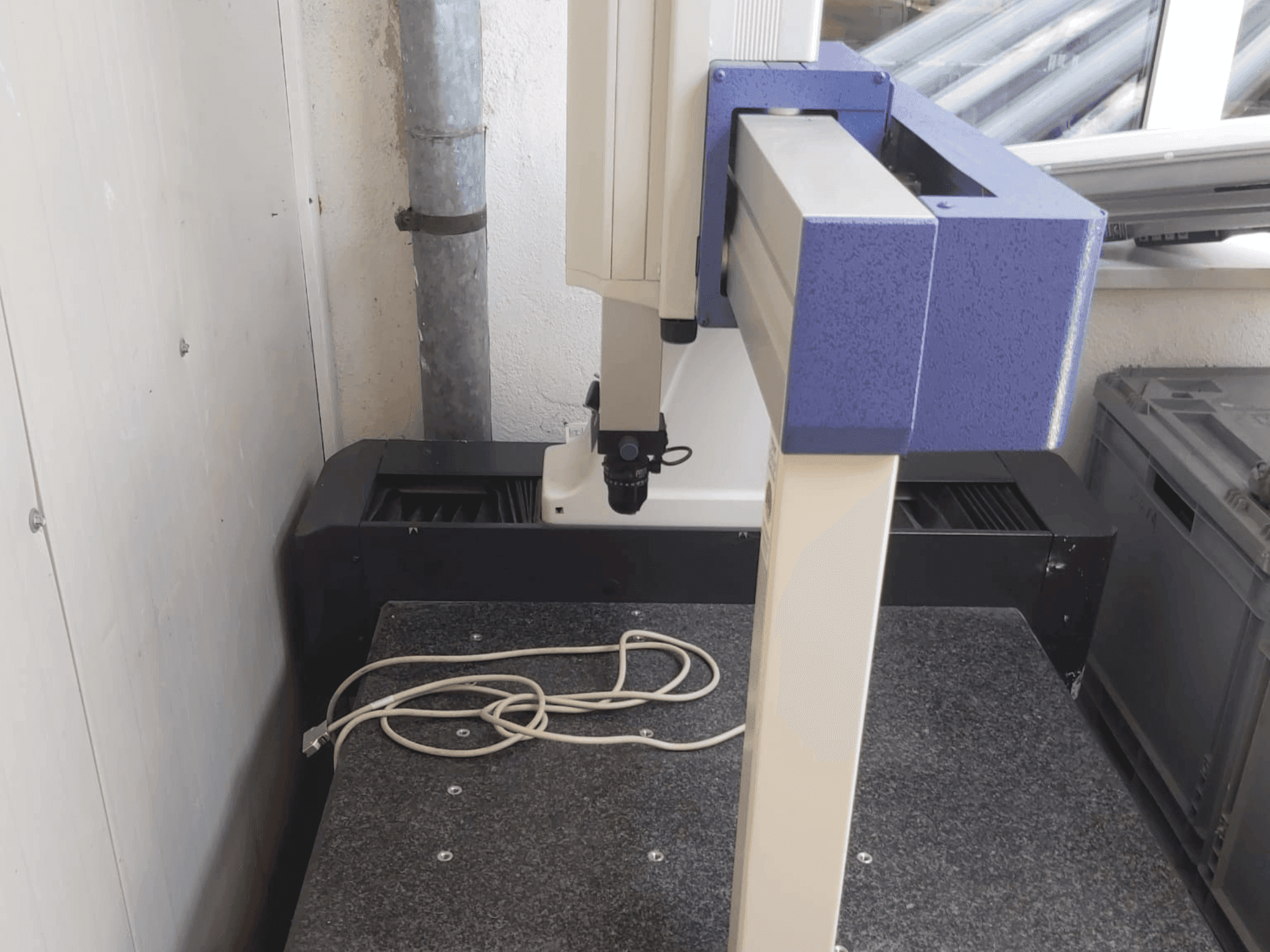 Mitutoyo Crysta-Plus M443-maskinen framifrån