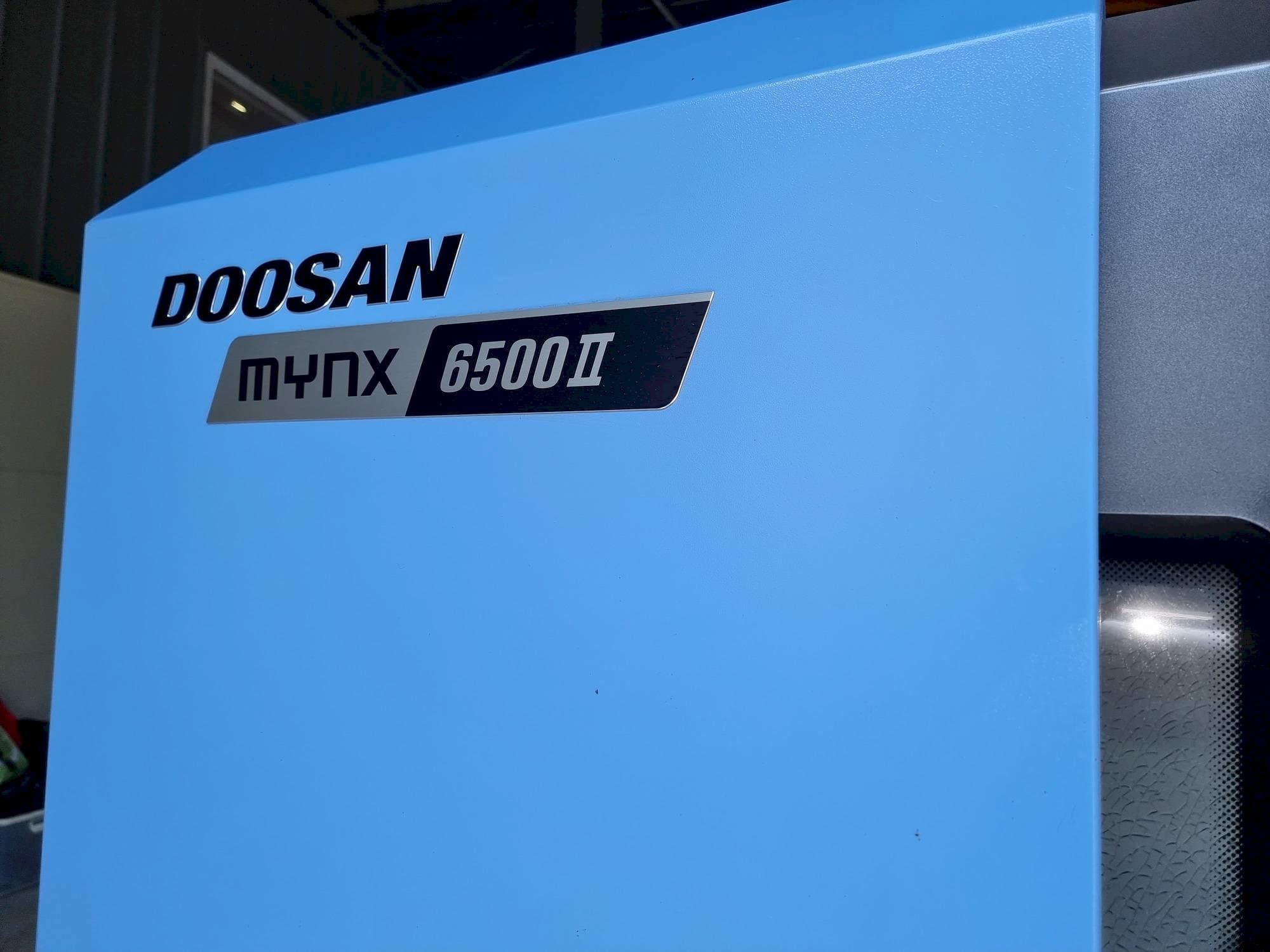 Doosan MYNX 6500Ⅱ-maskinen framifrån