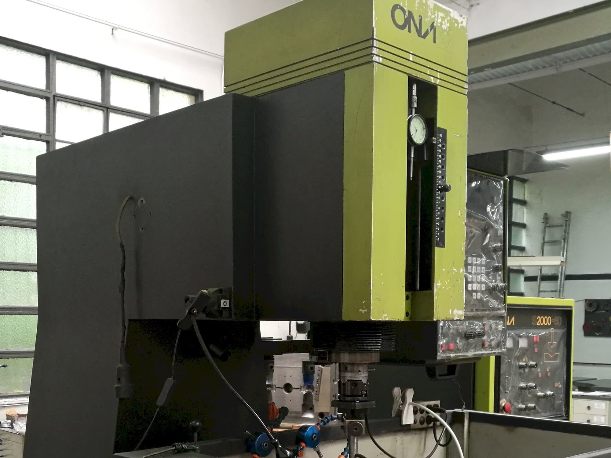 ONA IN 260-maskinen sedd från vänster