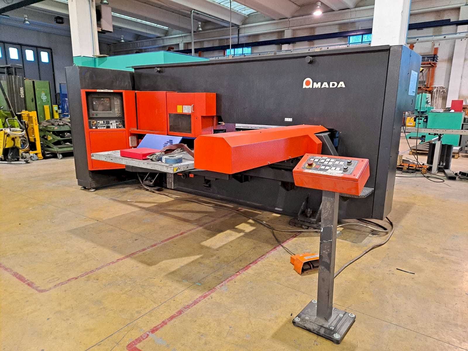 AMADA ARCADE 212-maskinen framifrån