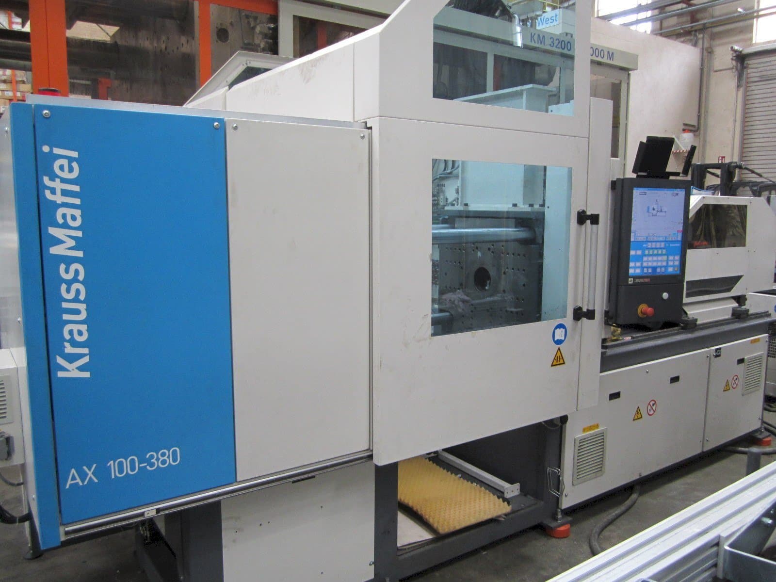Krauss Maffei 100-380 AX-maskinen framifrån