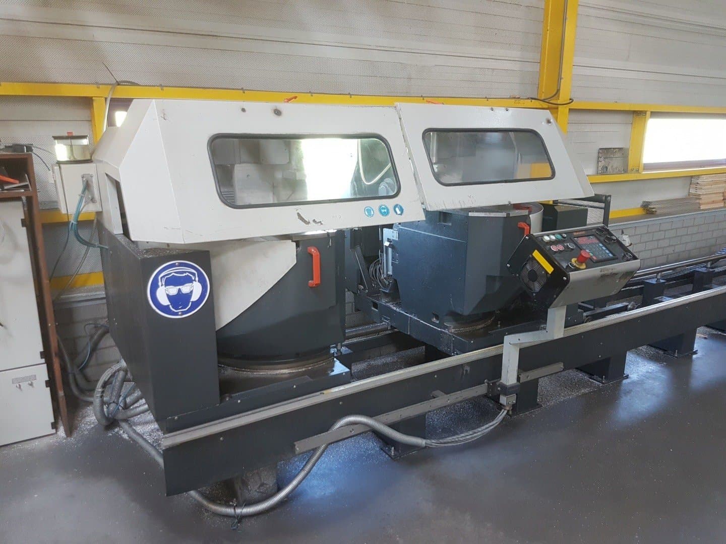 Elumatec DG 244-maskinen framifrån