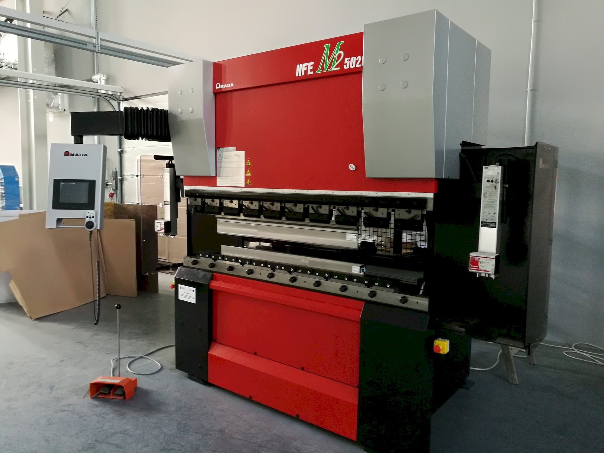 AMADA HFE M2 5020-maskinen framifrån