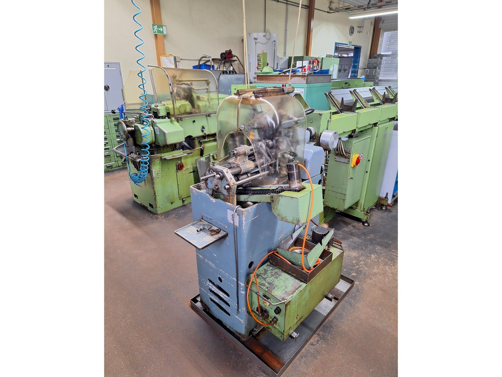 TRAUB A25-maskinen sedd från vänster sida