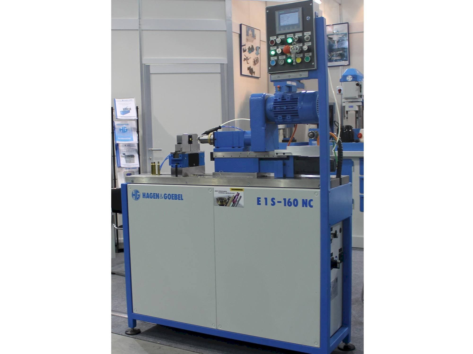 HAGEN&GOEBEL E 1 S – 160 NC-maskinen framifrån