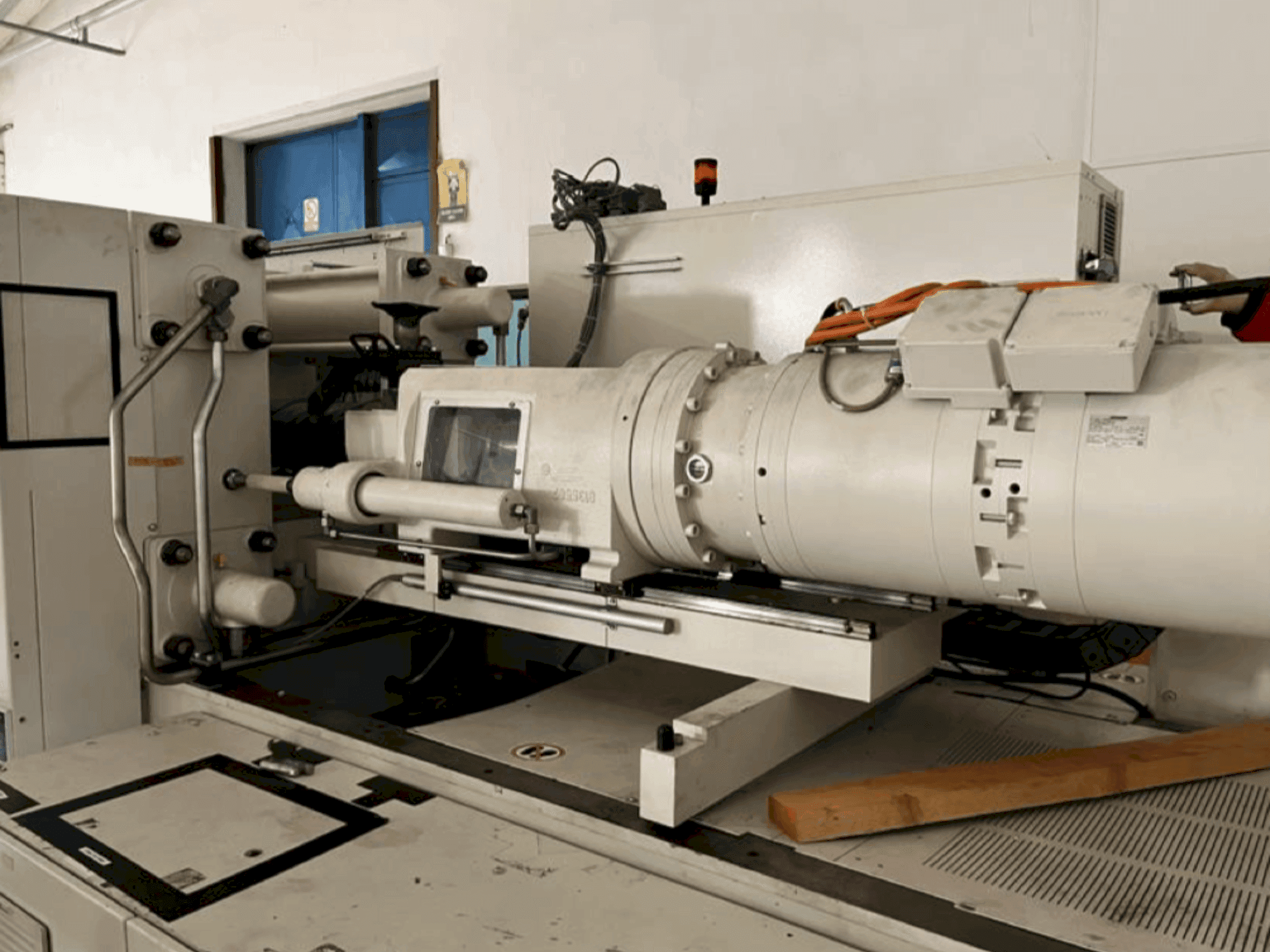 Krauss Maffei 200-750 CX-maskinen framifrån