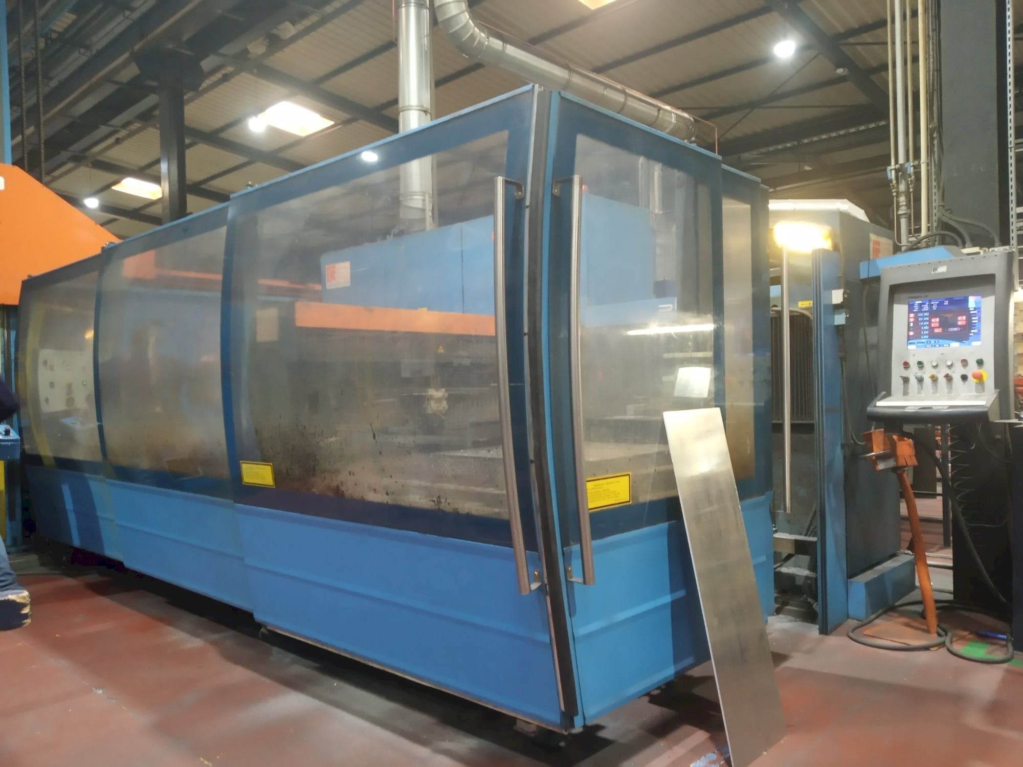 Prima Power Platino 1530-maskinen sedd från vänster