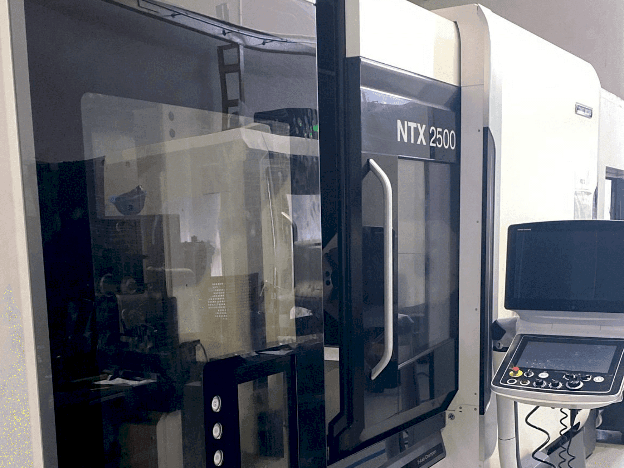 DMG MORI NTX2500 / 1500-maskinen framifrån