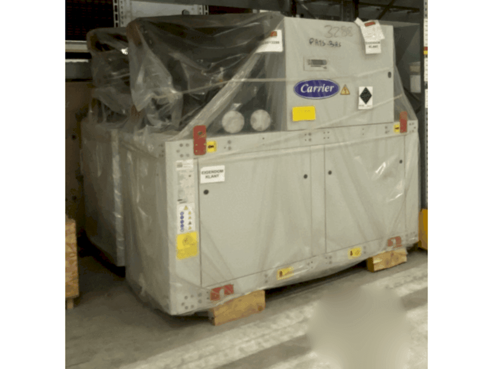 CARRION 3x Carrier heat pump 30WI1000 & 2x Refrion Dry Coolers V-model ES4C 2390.6/4 E2-maskinen framifrån