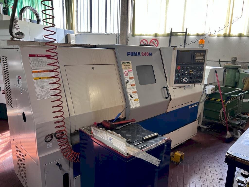 DAEWOO Puma 240M-maskinen framifrån
