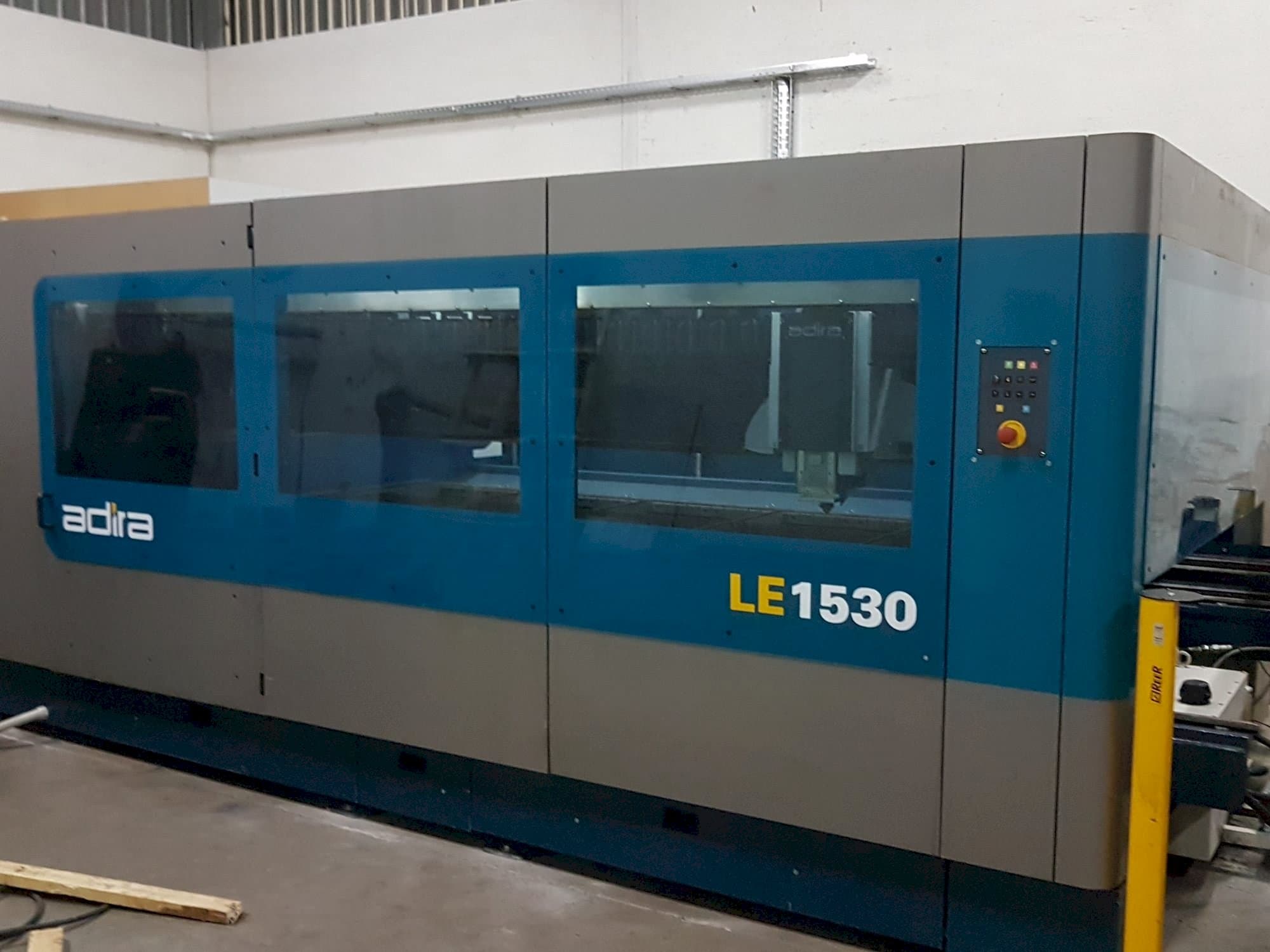 ADIRA Le1530-maskinen framifrån