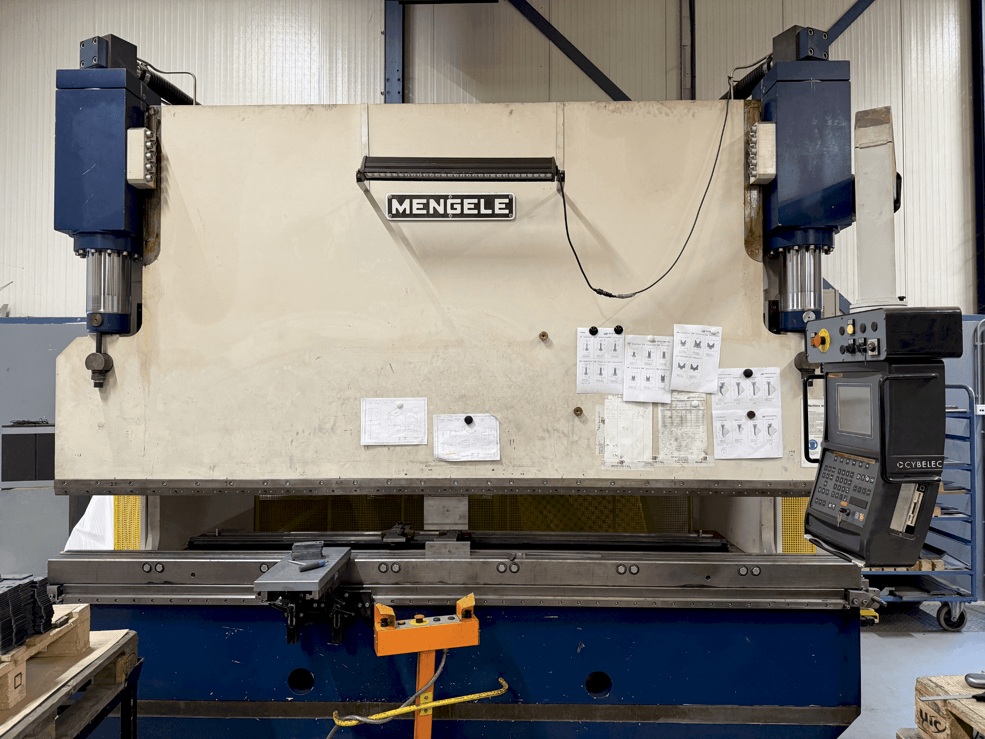 MENGELE HB175-30/35-maskinen framifrån