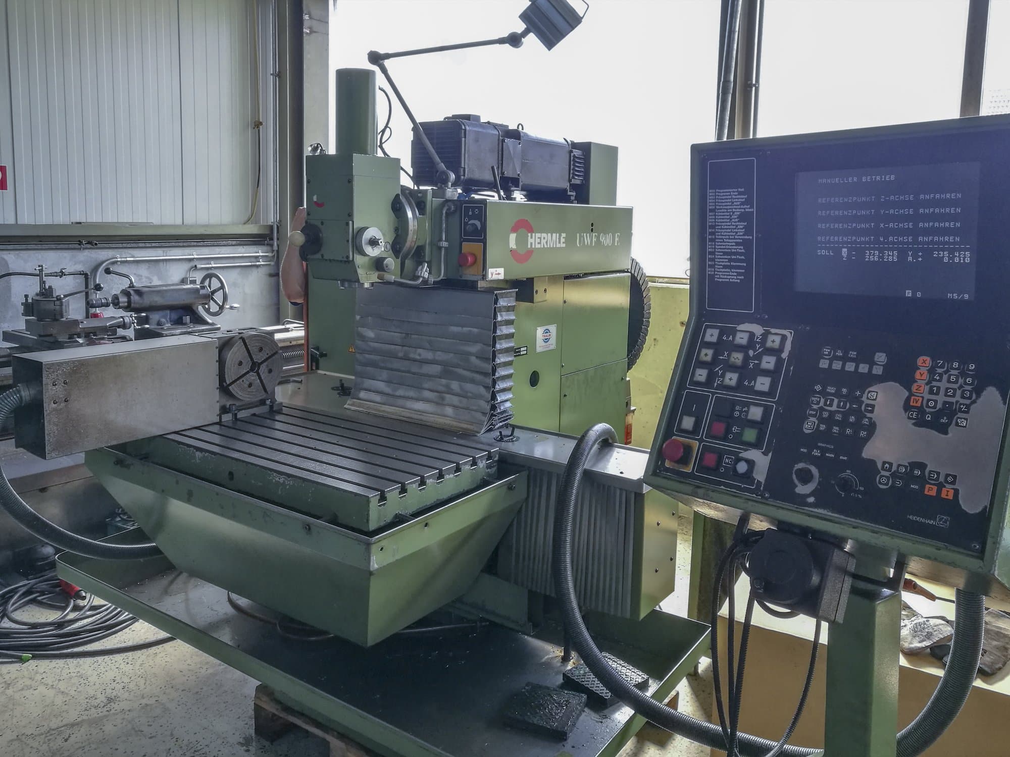 1 HERMLE-maskinen sedd från högerUWF 900 E