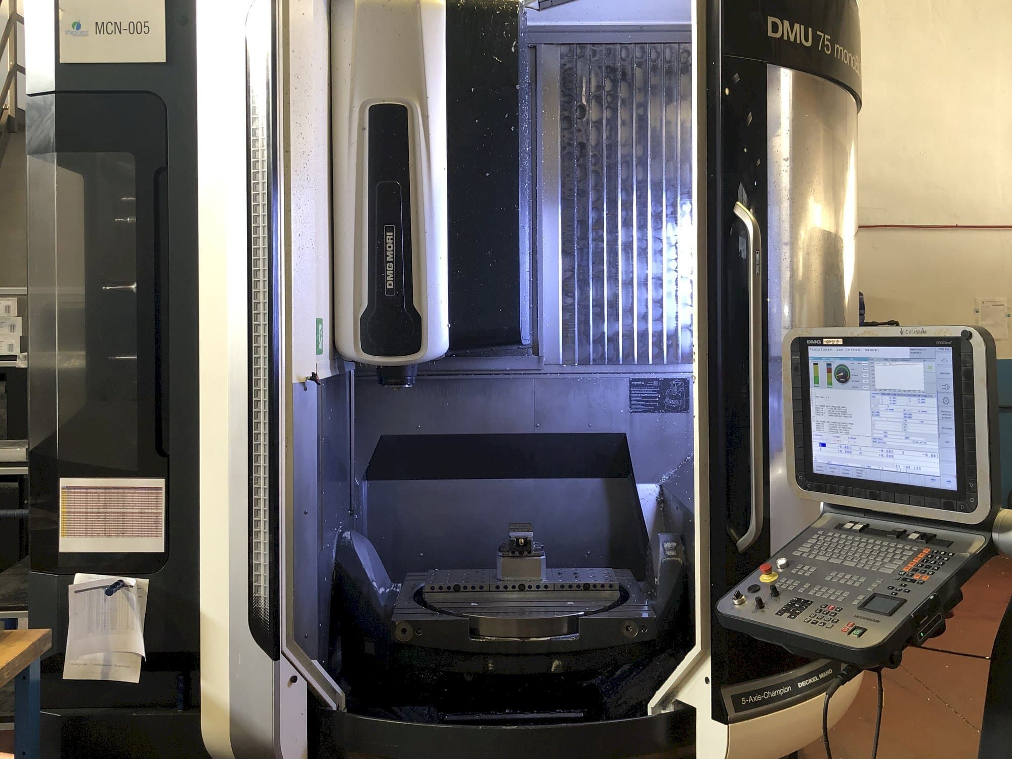 DMG MORI DMU 75 Monoblock-maskinen framifrån