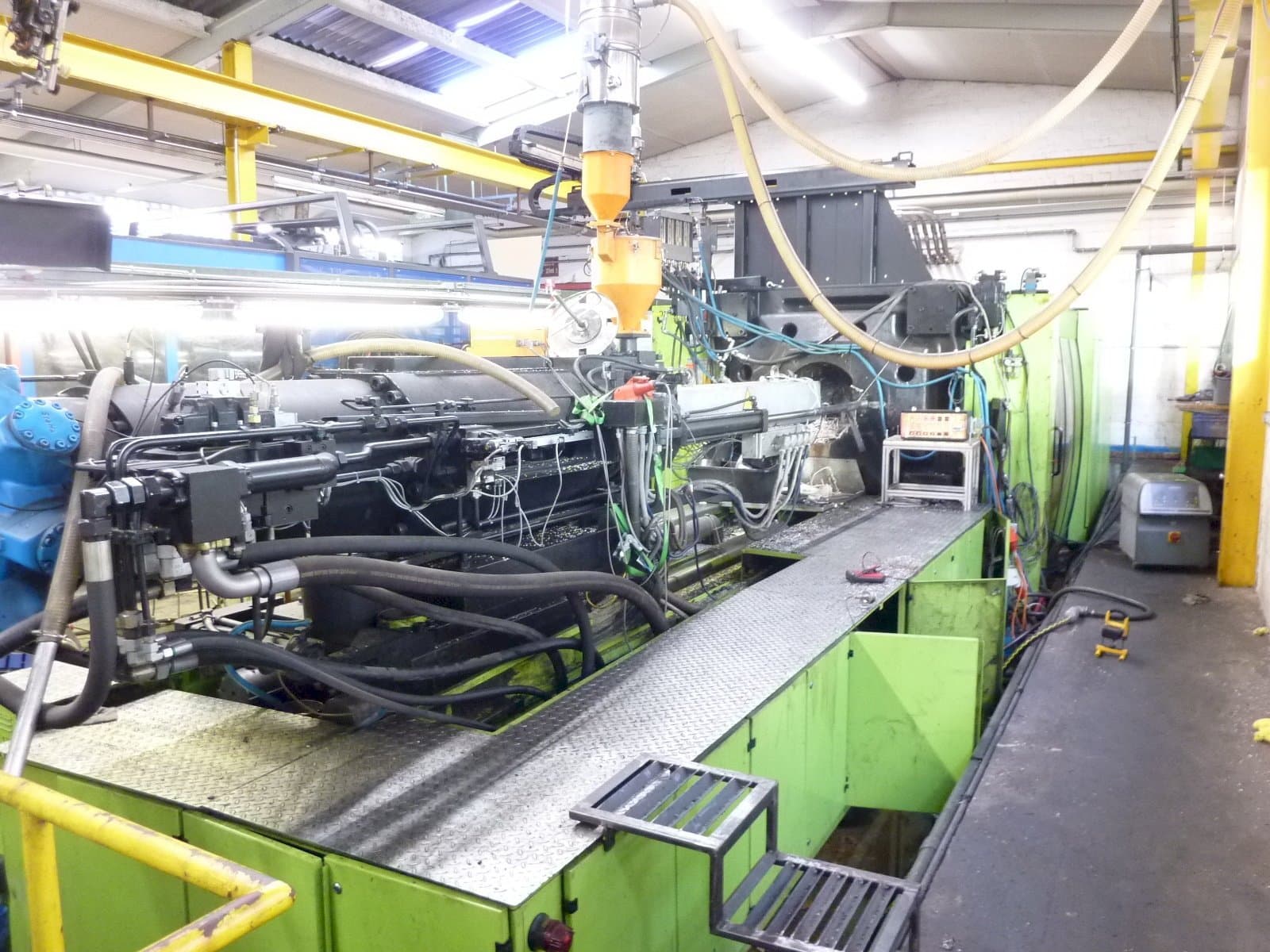 ENGEL ES 10000/1300 DK-maskinen sedd från vänster sida