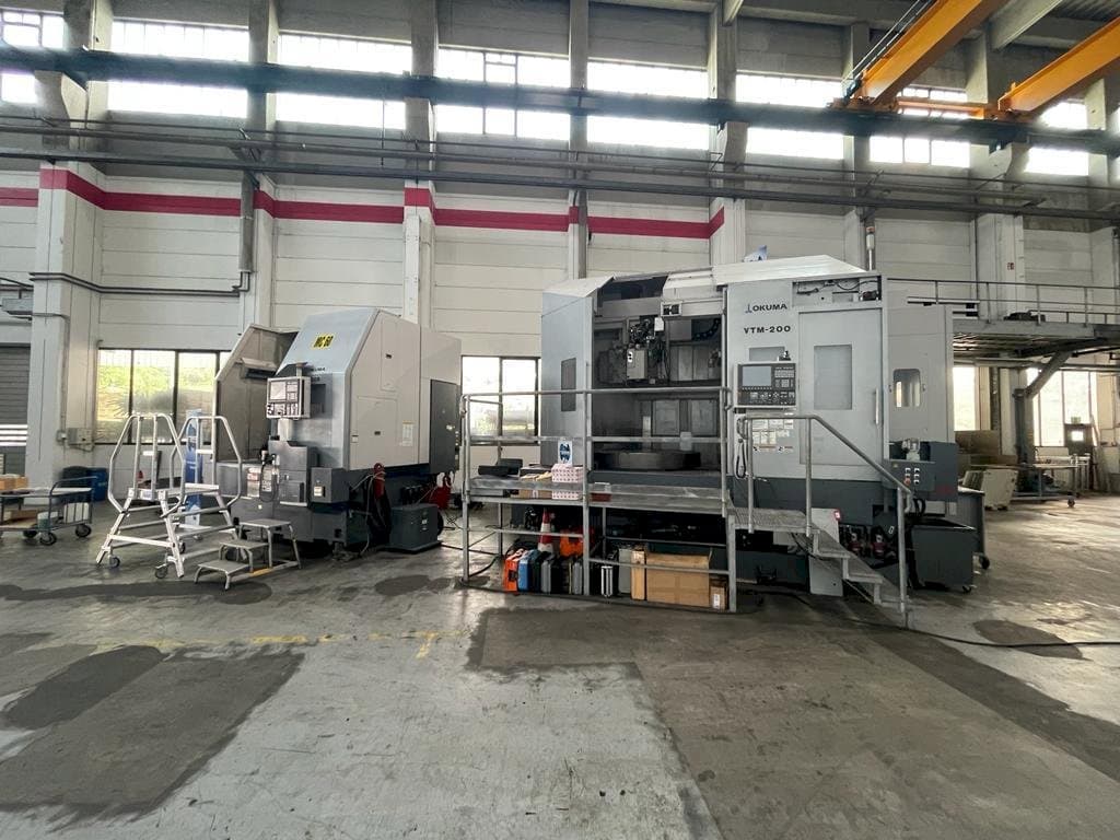 Okuma VTM-200 1ST-maskinen framifrån