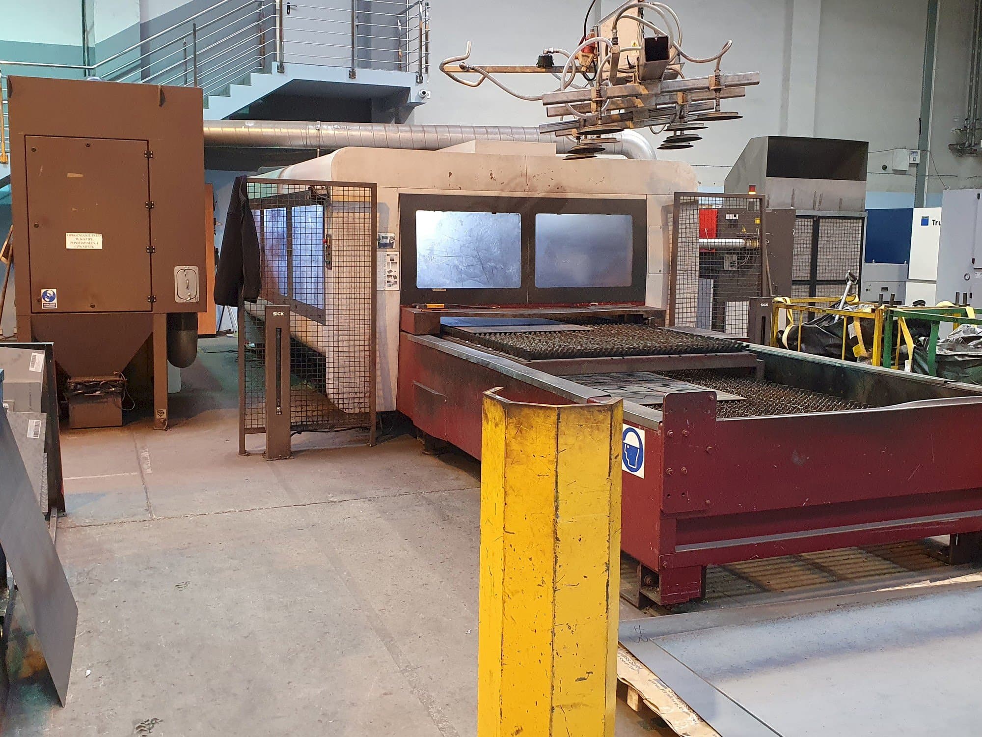 Bystronic BySprint Pro 3015-maskinen sedd från vänster sida