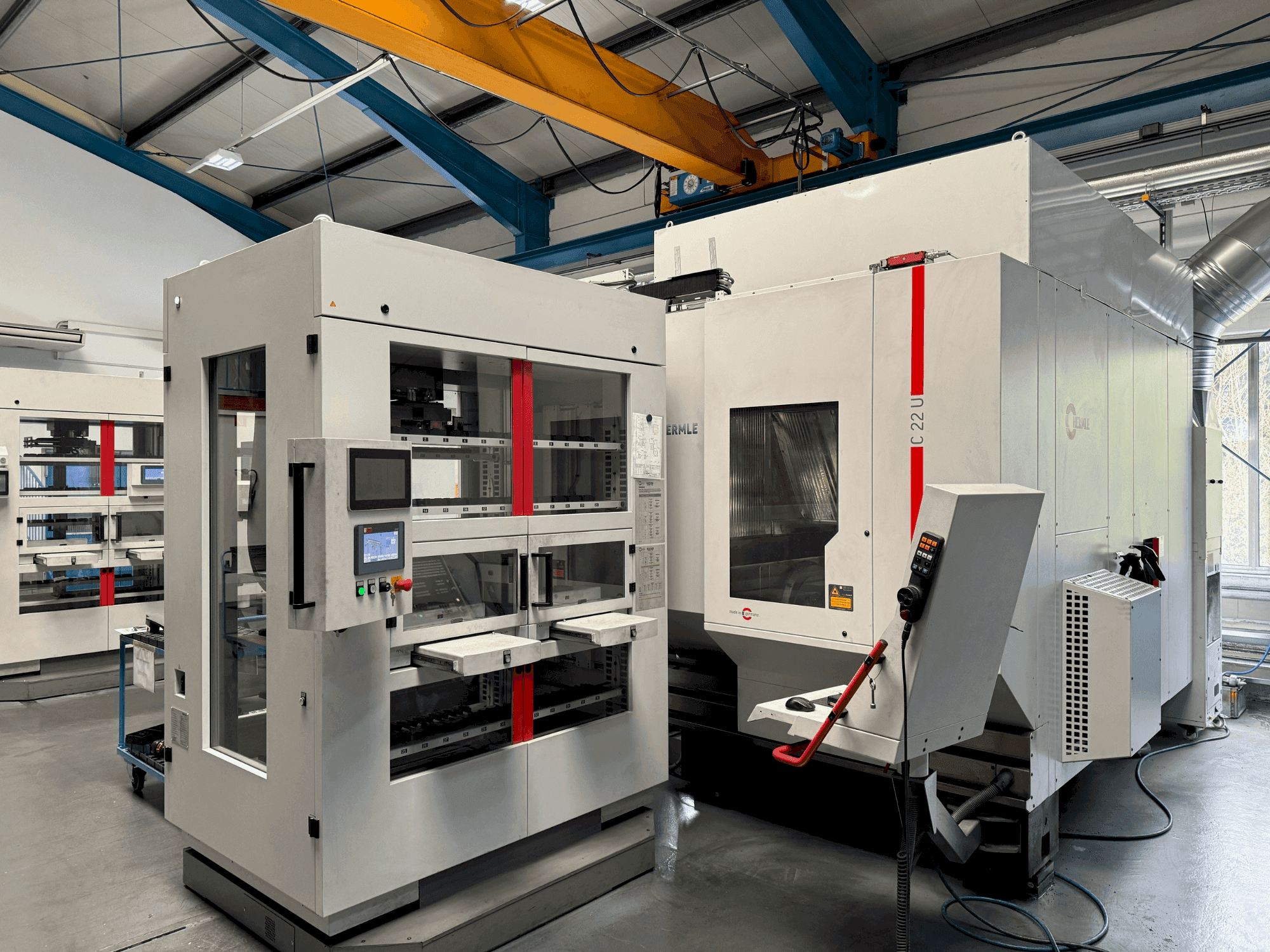 HERMLE C22 with handling system IH30  (2017)-maskinen framifrån