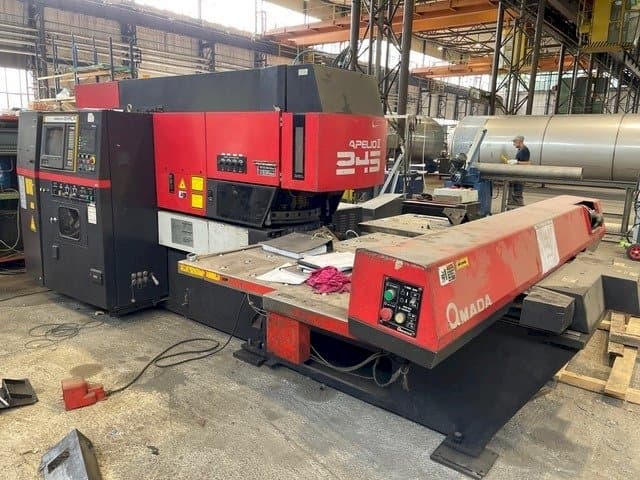 AMADA Apelio II 245-maskinen framifrån