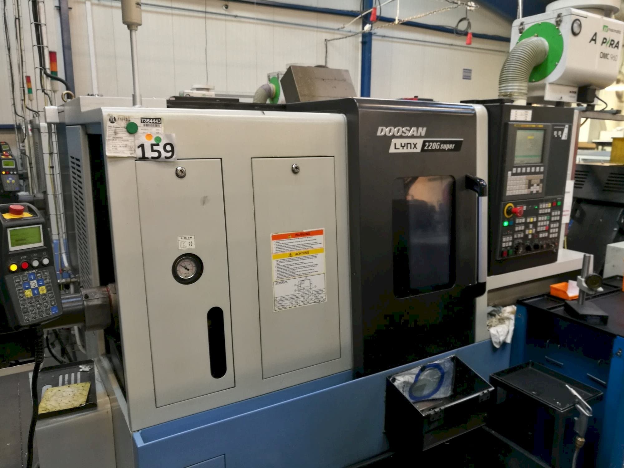 Doosan Lynx 220GA-maskinen sedd från vänster