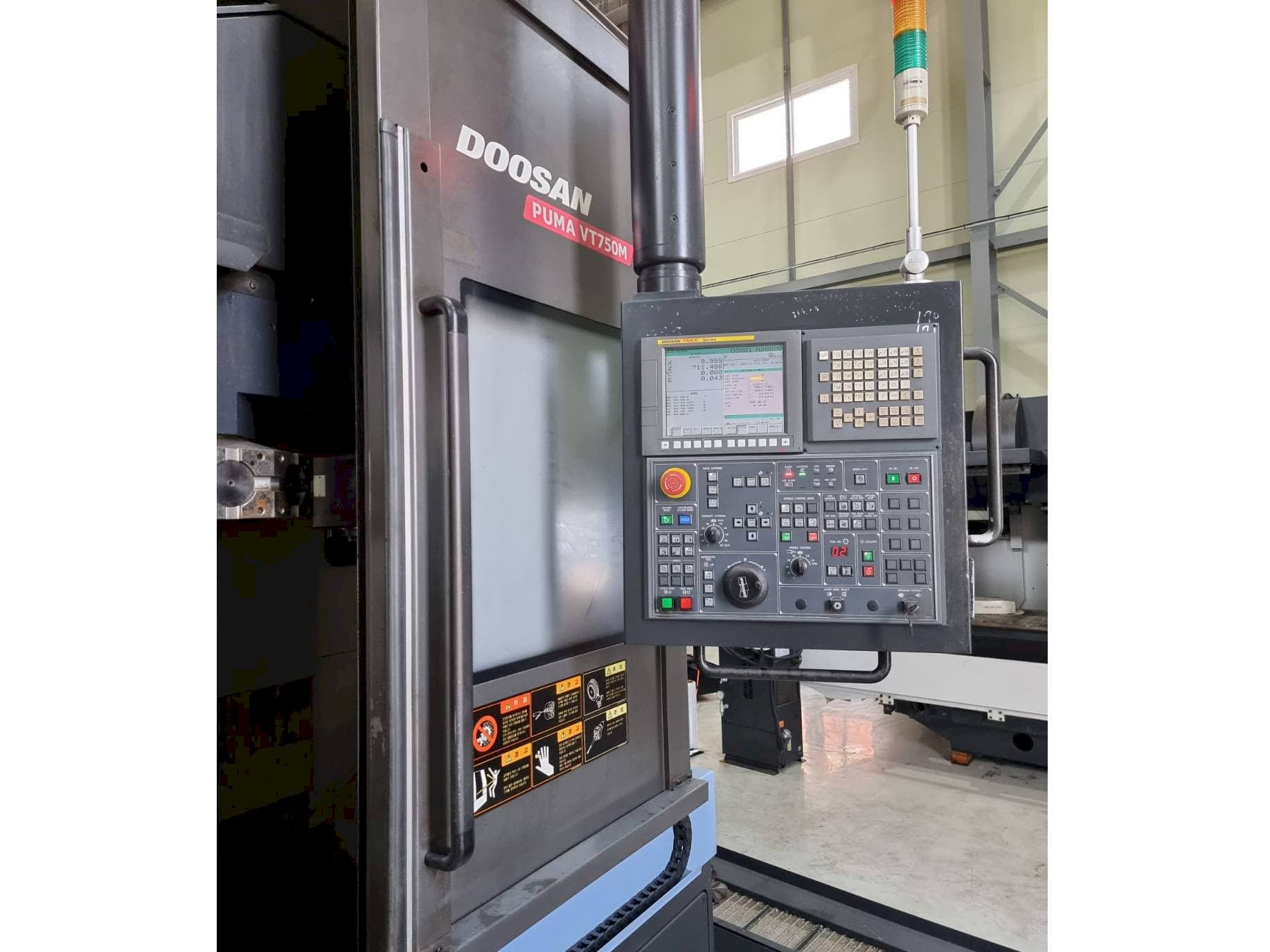 Doosan Puma VT750M-maskinen sedd från vänster sida