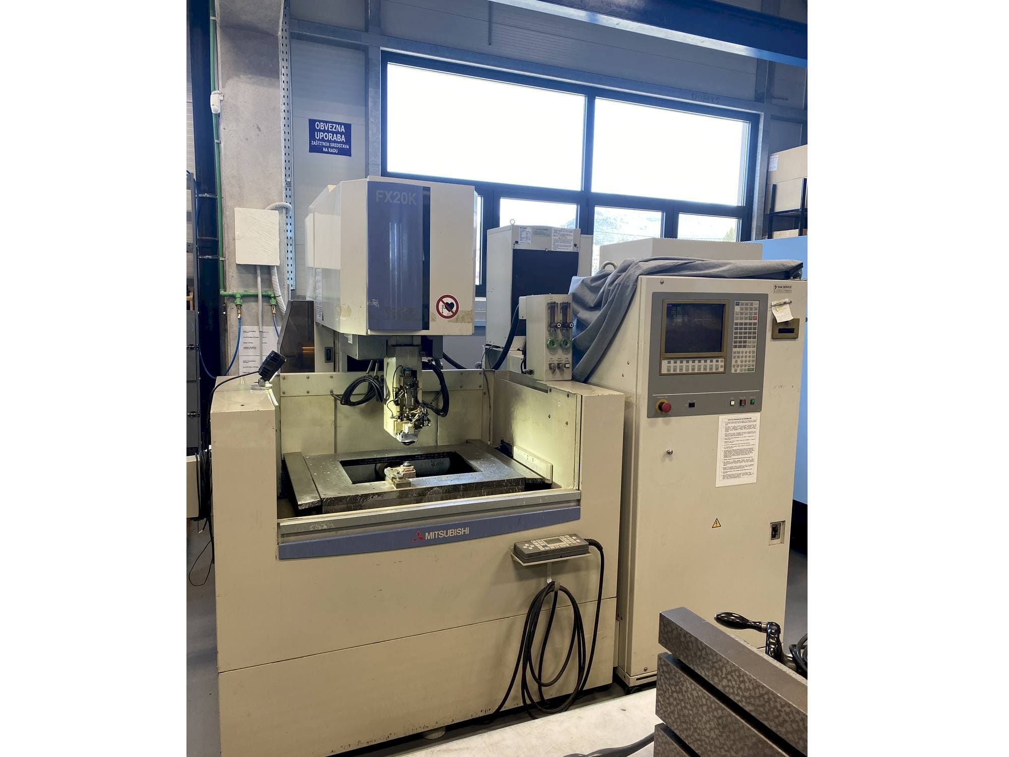 Mitsubishi FX20K-maskinen framifrån