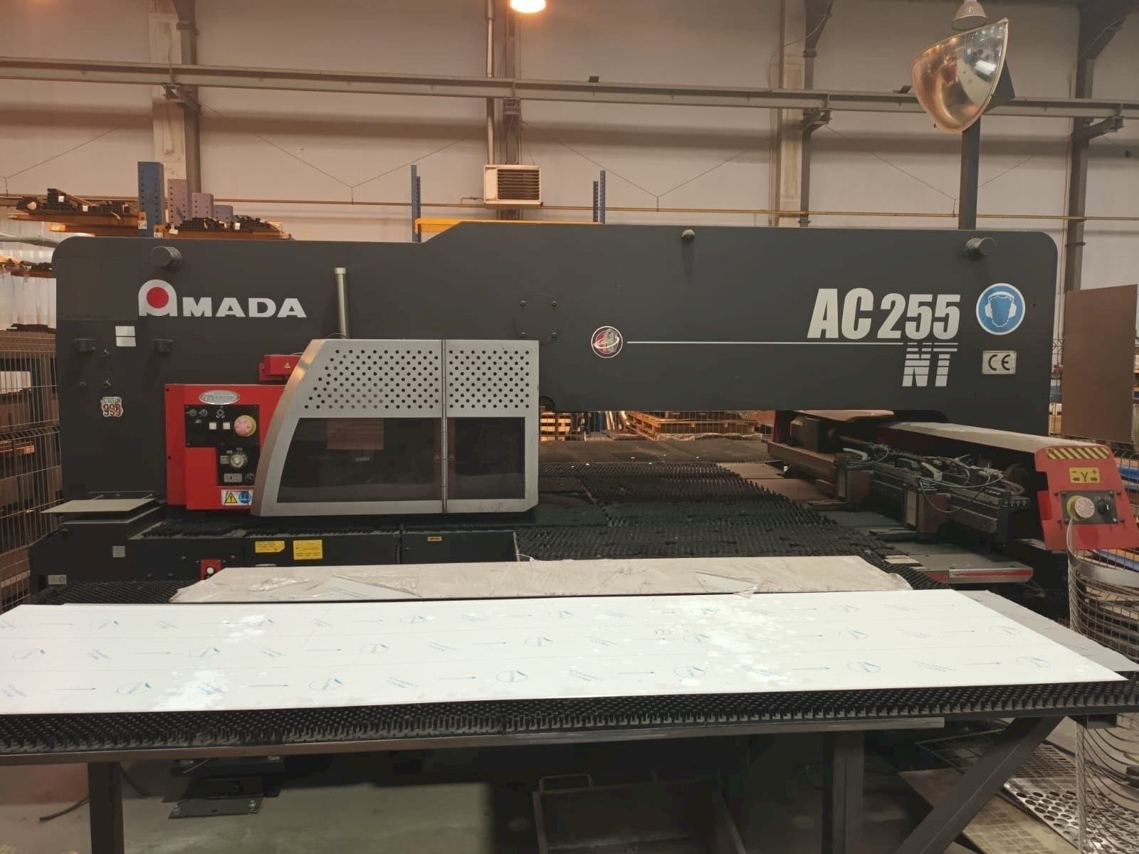 AMADA AC 255 NT-maskinen framifrån