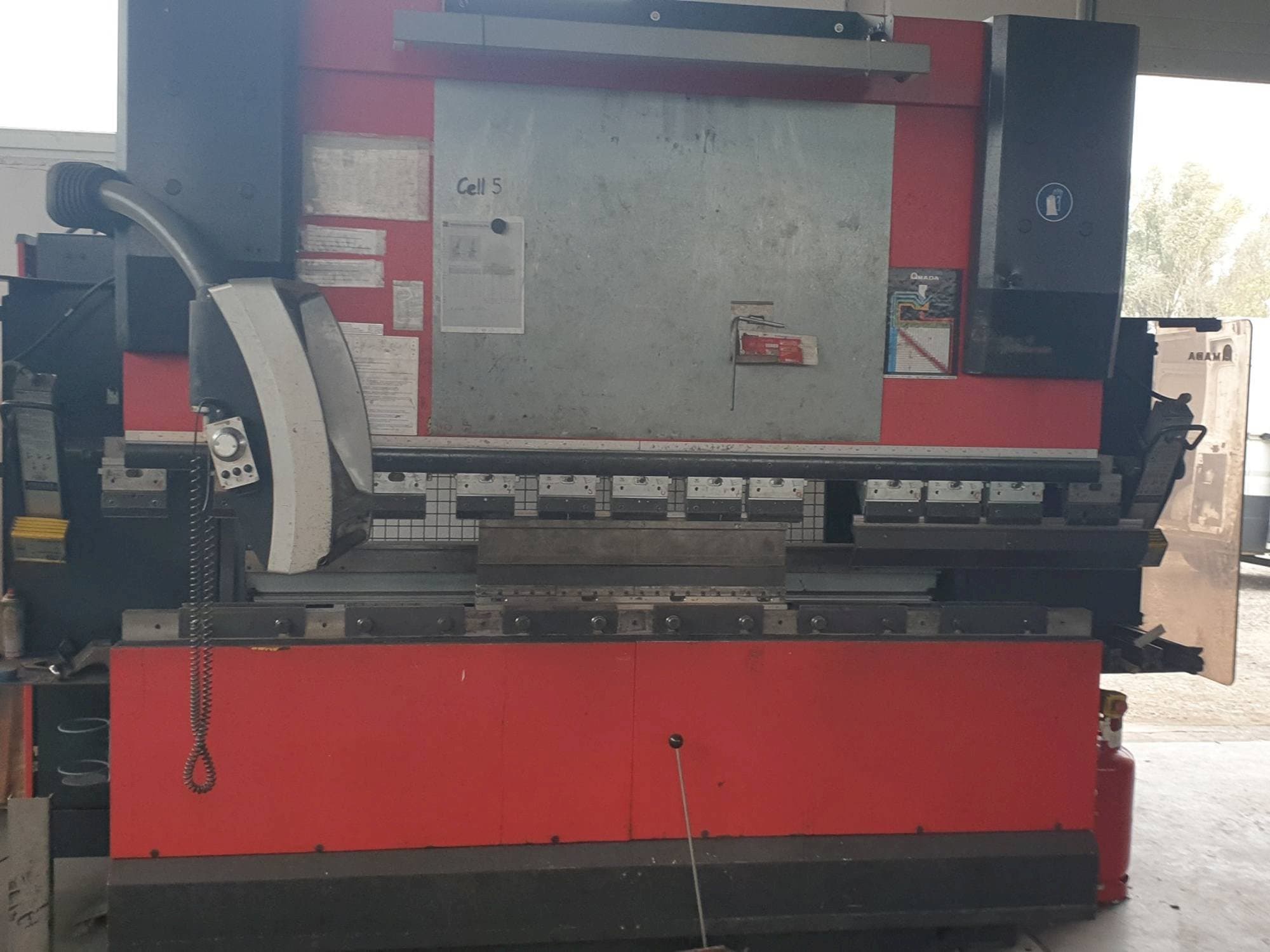 AMADA HFE 8025/7-maskinen framifrån