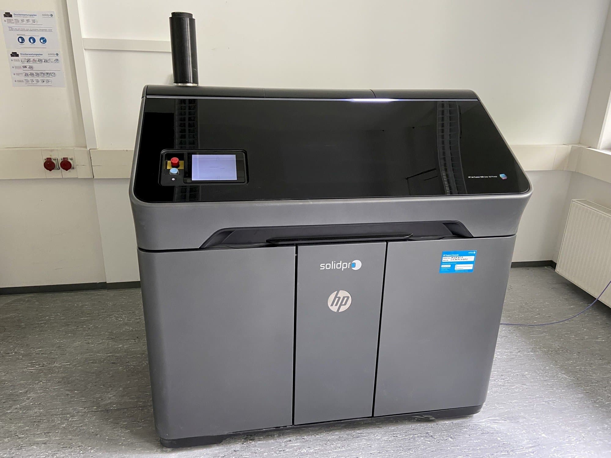 HP Jet Fusion 580 Color 3D printer-maskinen framifrån