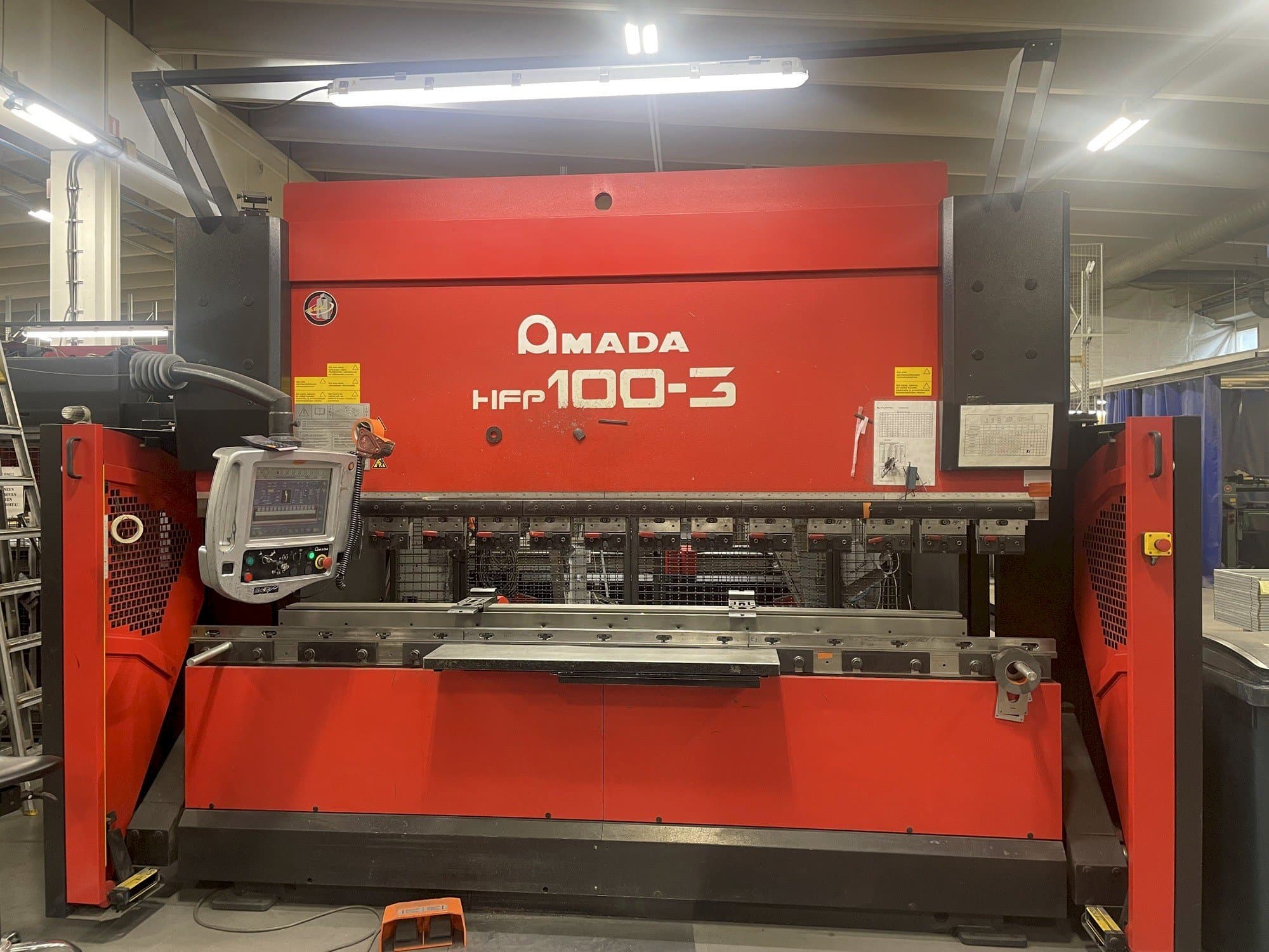 AMADA HFP 100-3-maskinen framifrån