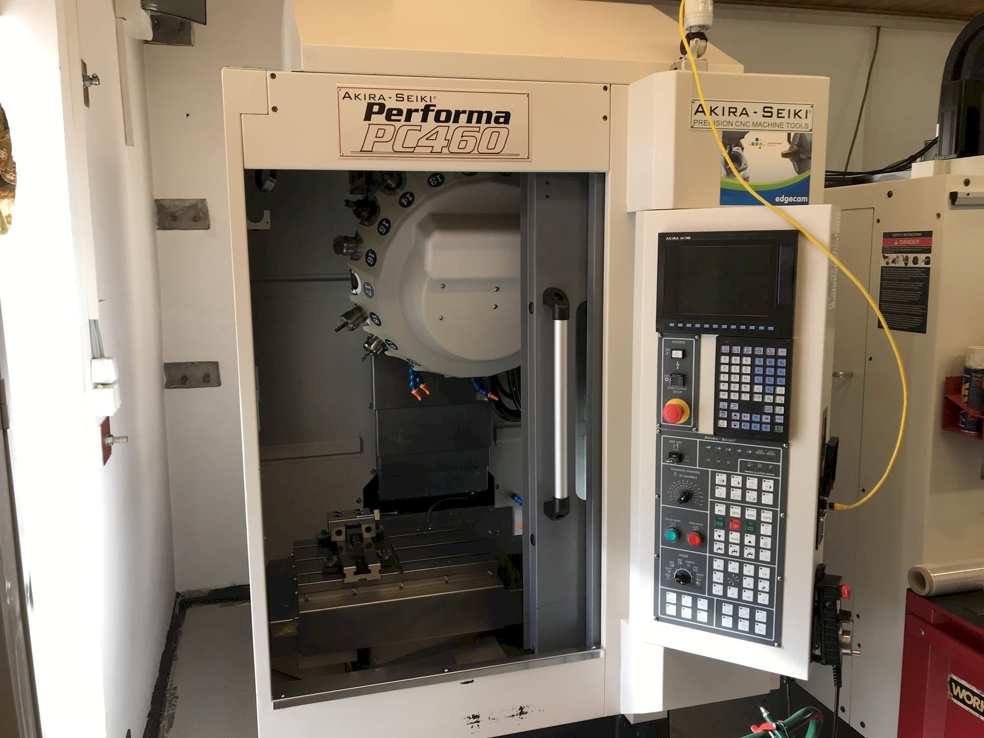 Akira Seiki PC 460-maskinen framifrån