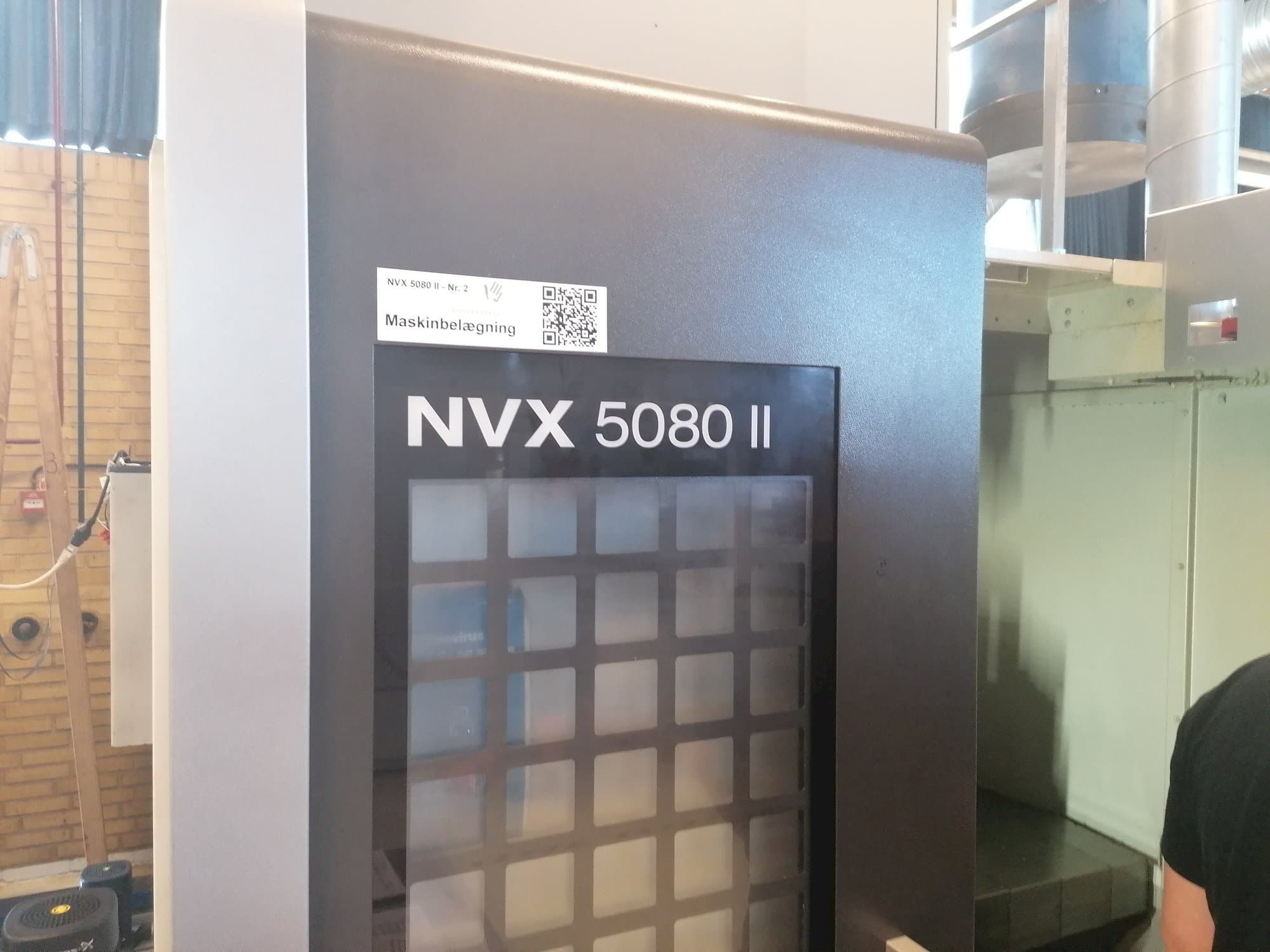 DMG MORI NVX 5080II-maskinen sedd från vänster