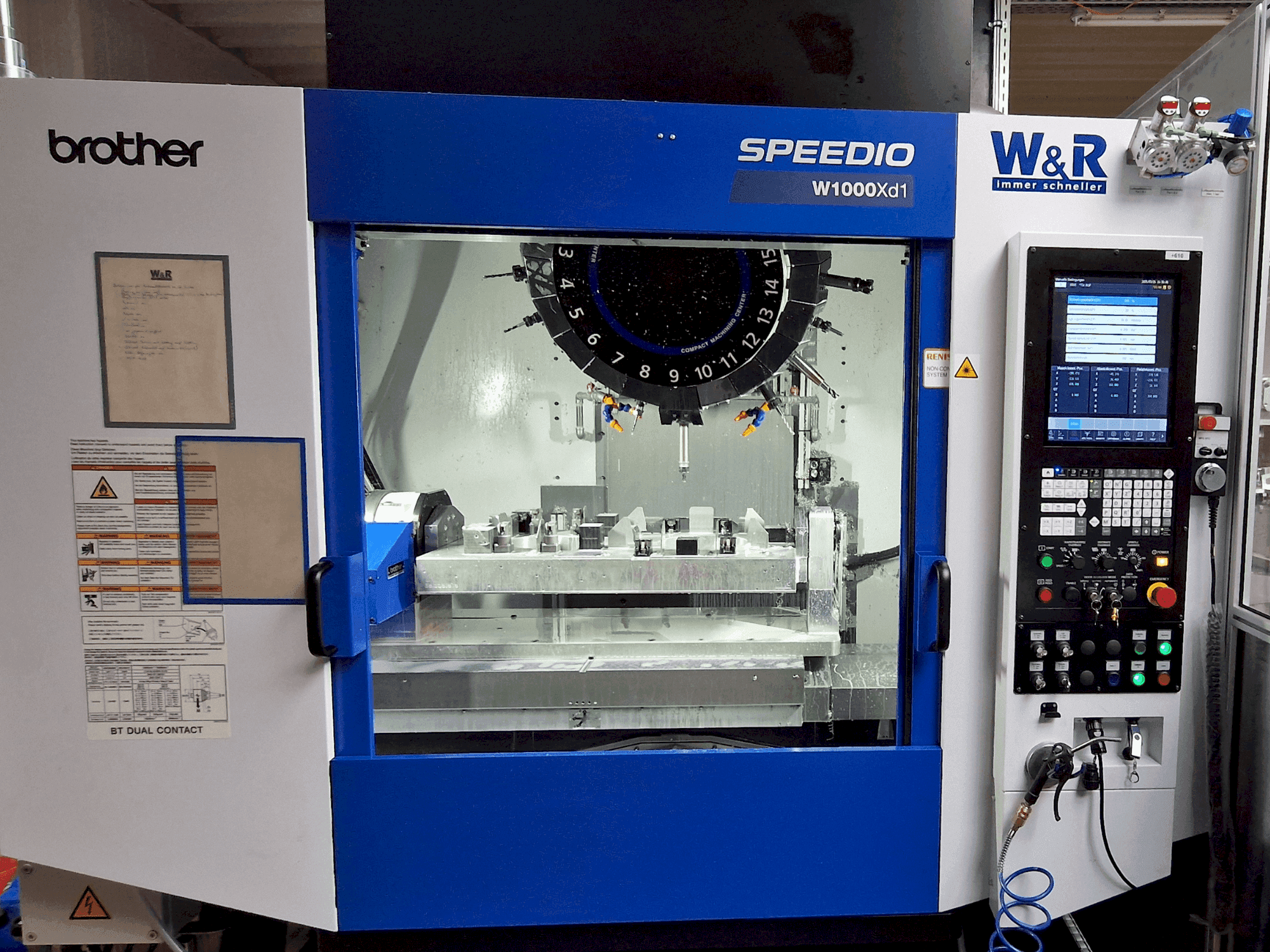 Brother Speedio W1000Xd1-maskinen framifrån