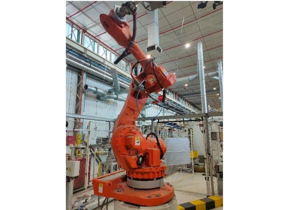 ABB IRB 6600-175/2.55-maskinen sedd från vänster sida