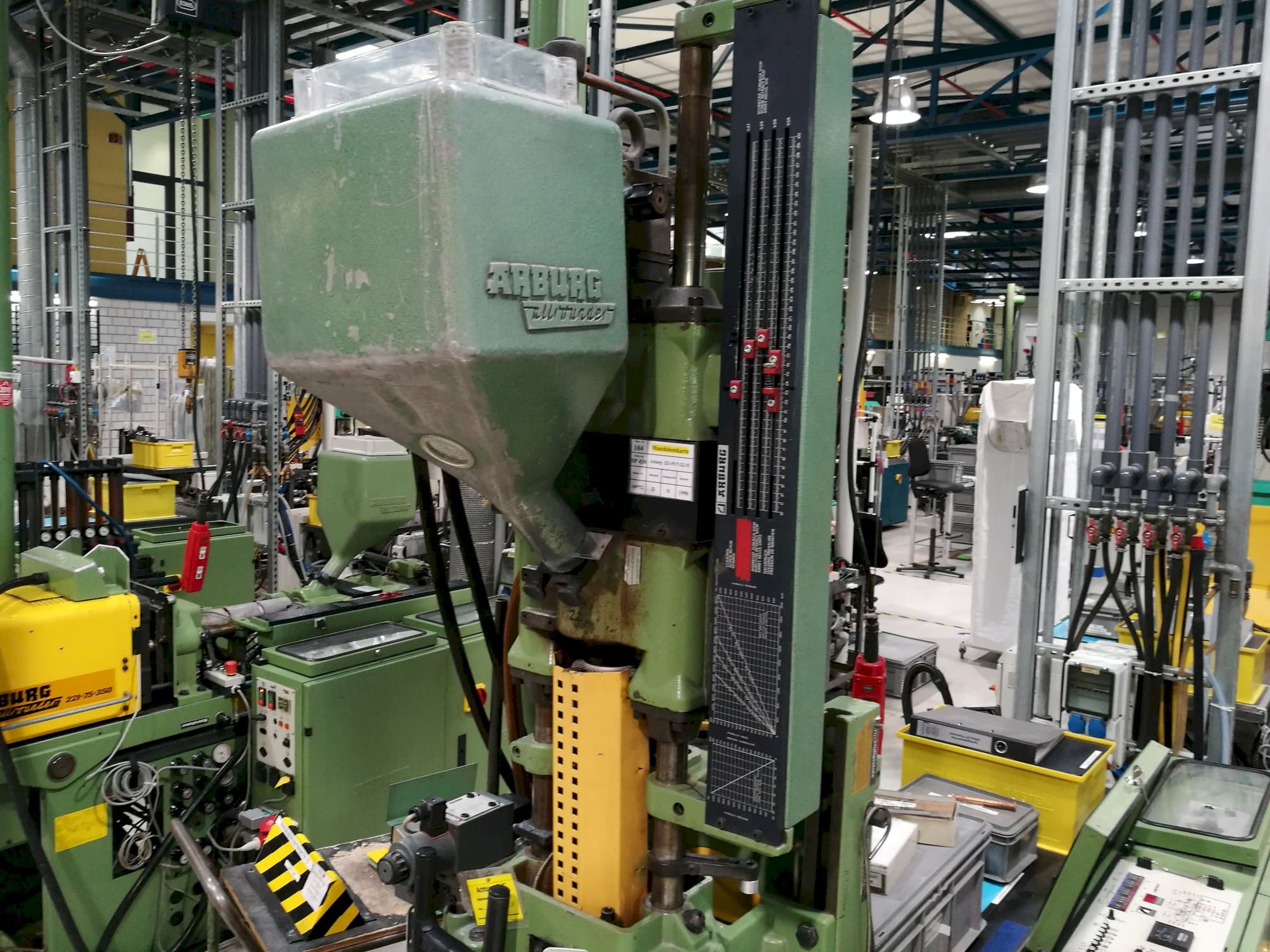 Arburg-maskinen sedd från vänsterAllrounder 221-75-350