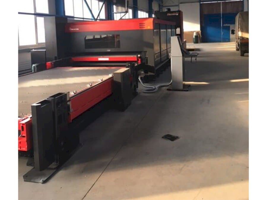AMADA FO-4222 M2 NT-maskinen framifrån