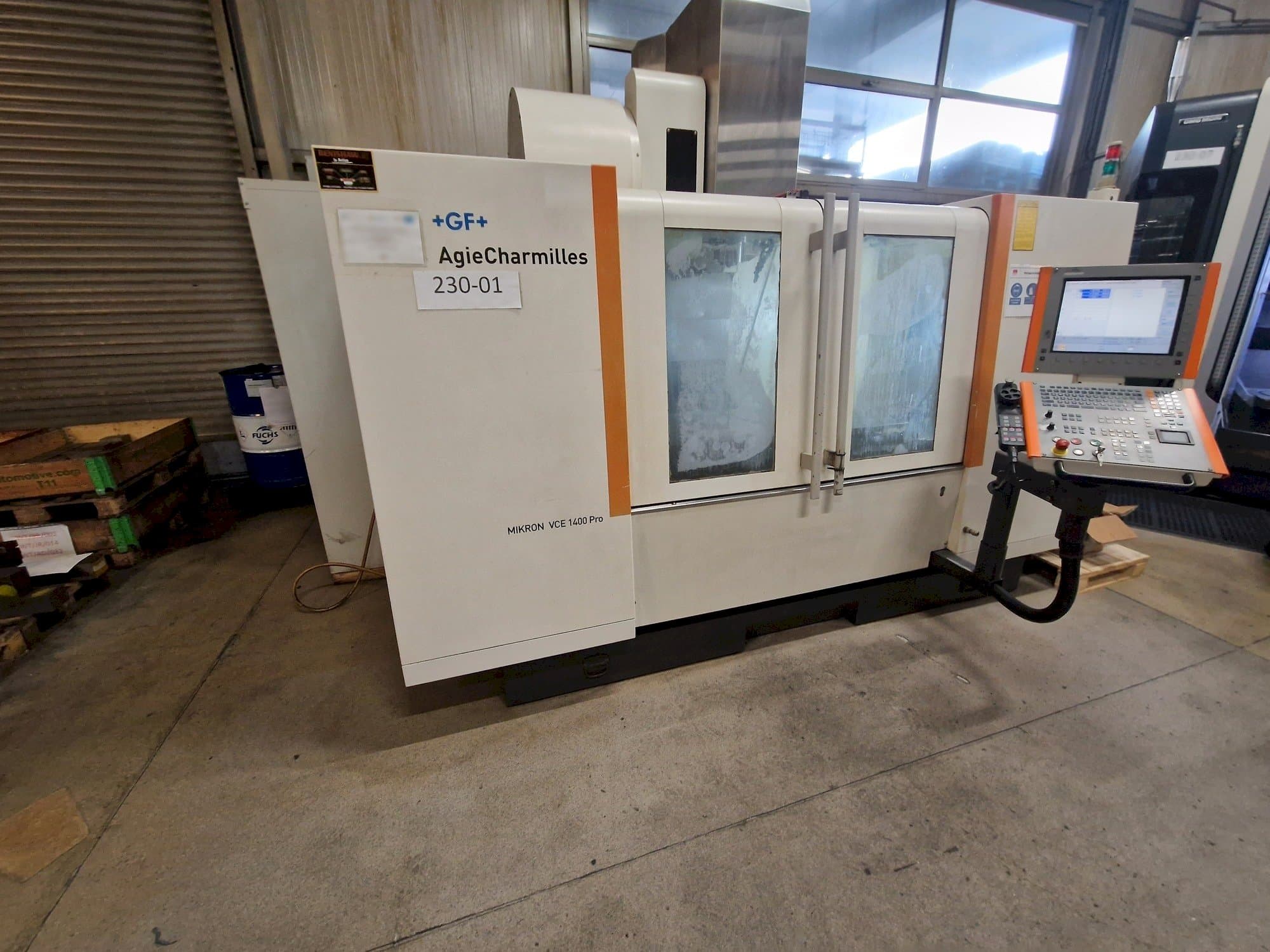 AgieCharmilles MIKRON VCE 1400 PRO-maskinen sedd från vänster sida