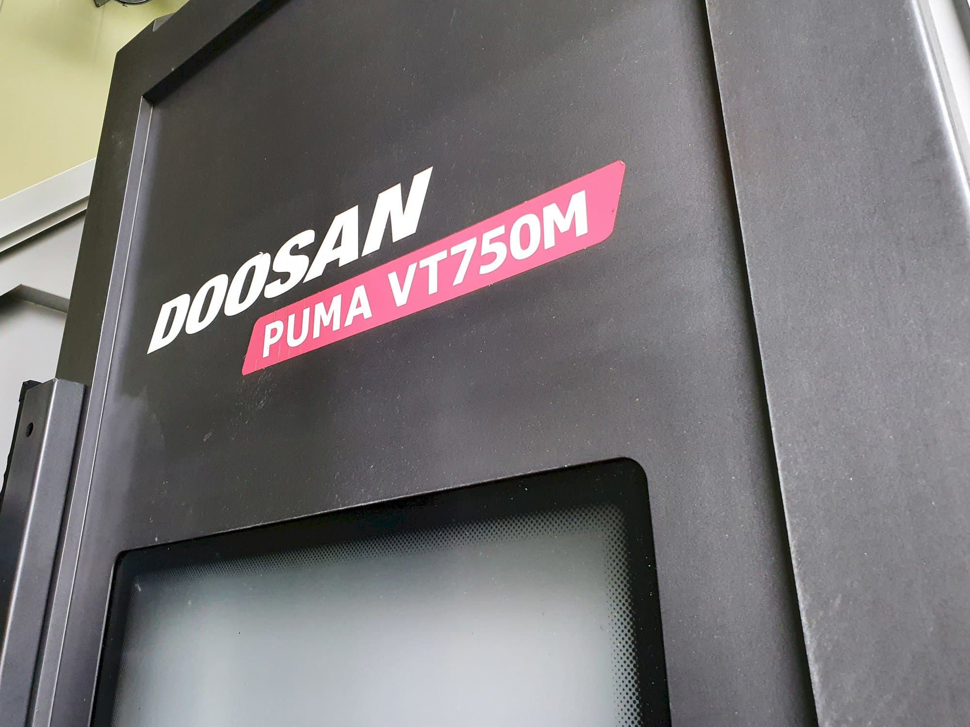 Doosan PUMA VT750M-maskinen framifrån