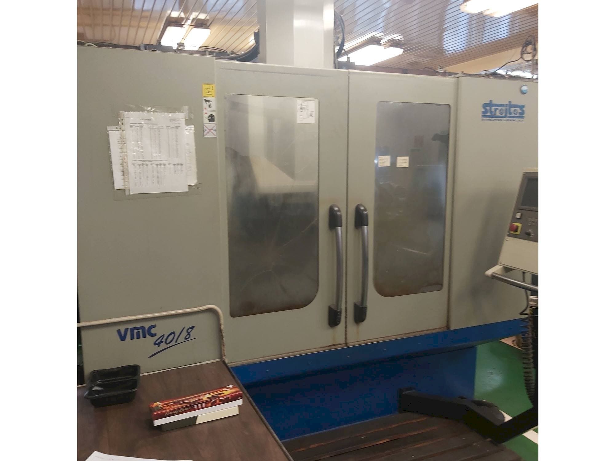 Strojtos  VMC 40/8-maskinen framifrån